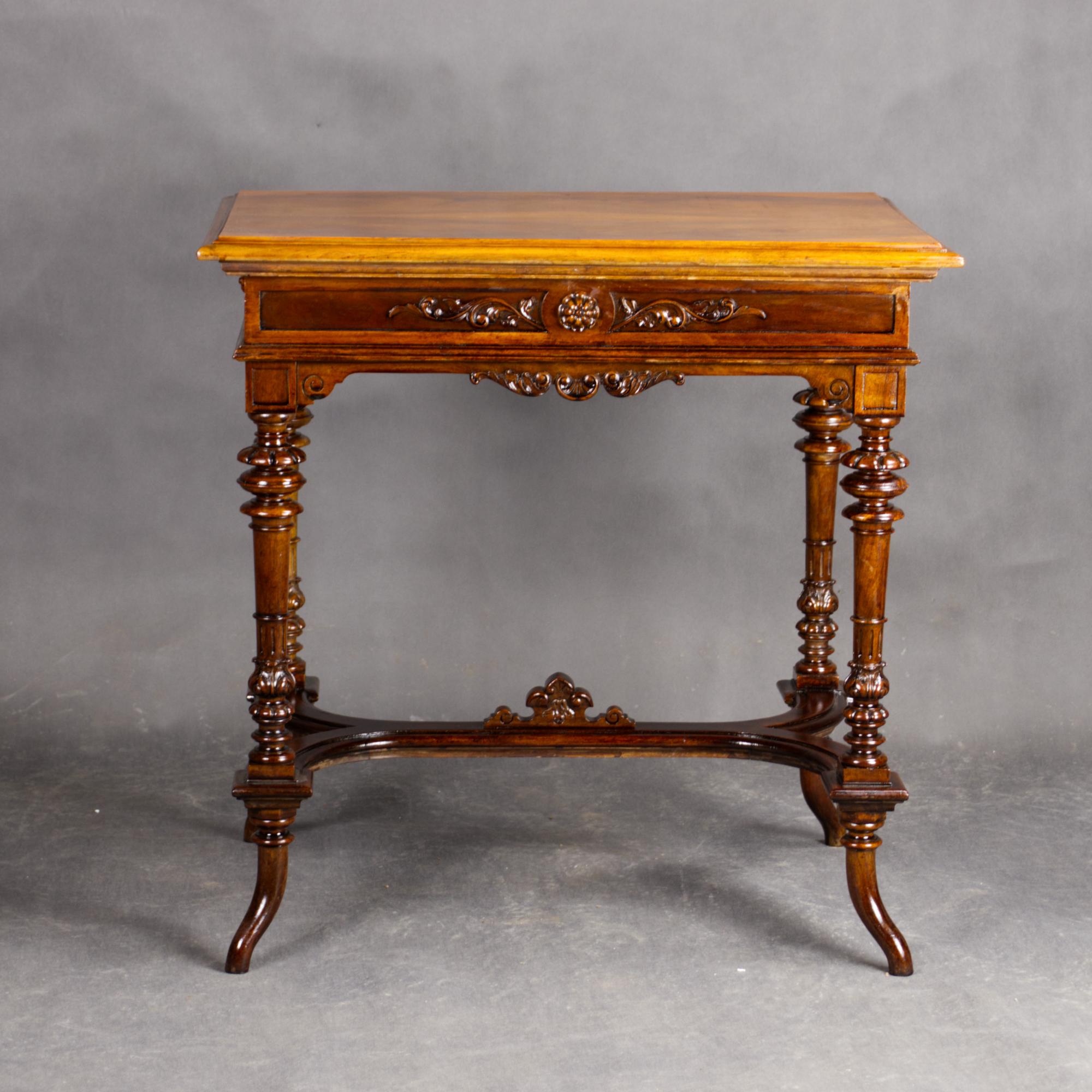 Une élégante table d'appoint du XIXe siècle provenant de l'ancien Empire austro-hongrois, fabriquée dans le style historiciste avec une influence néo-renaissance. Cette pièce raffinée présente un plateau en cerisier magnifiquement grainé avec un