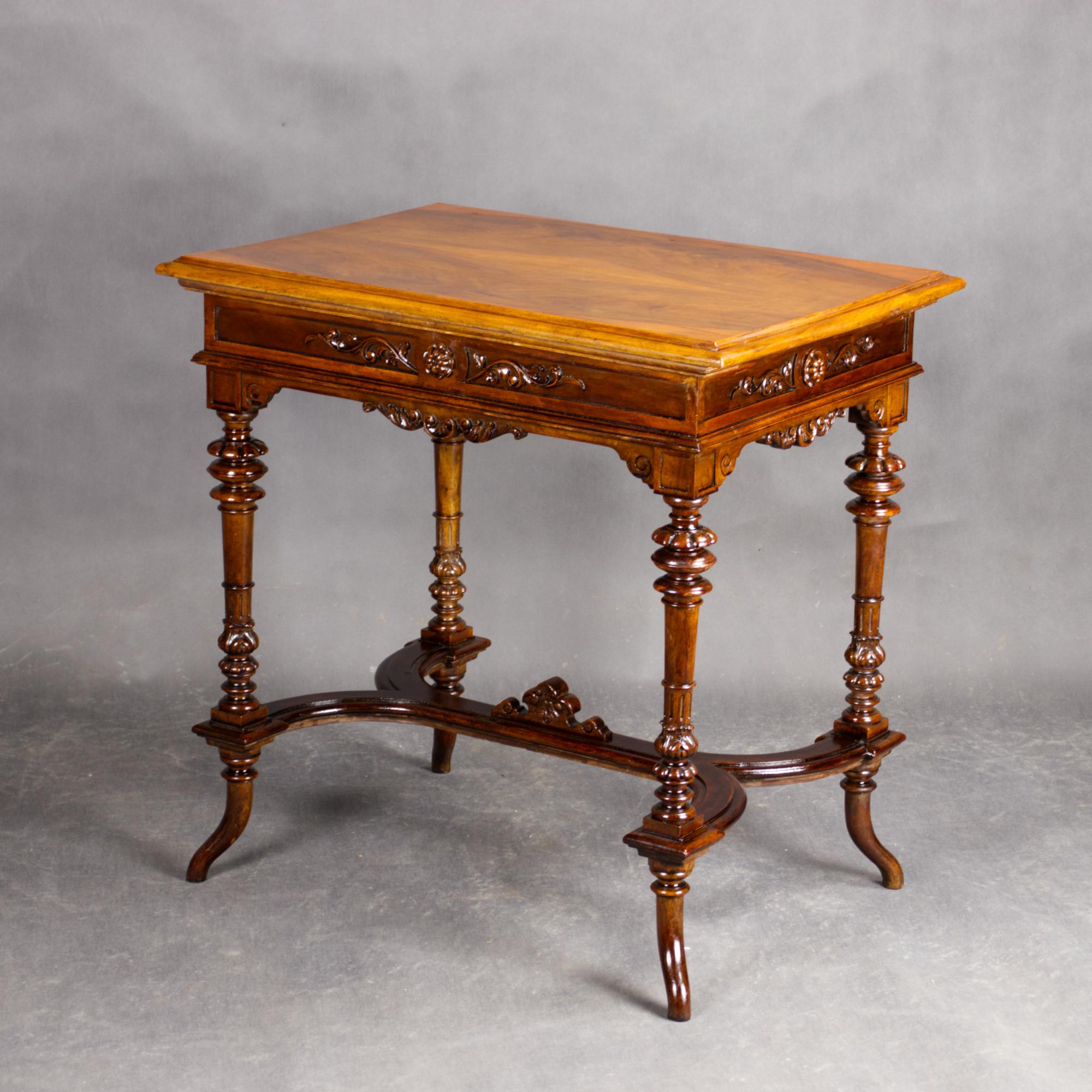 Néo-Renaissance Table d'appoint austro-hongroise en bois fruitier, vers 1880 en vente