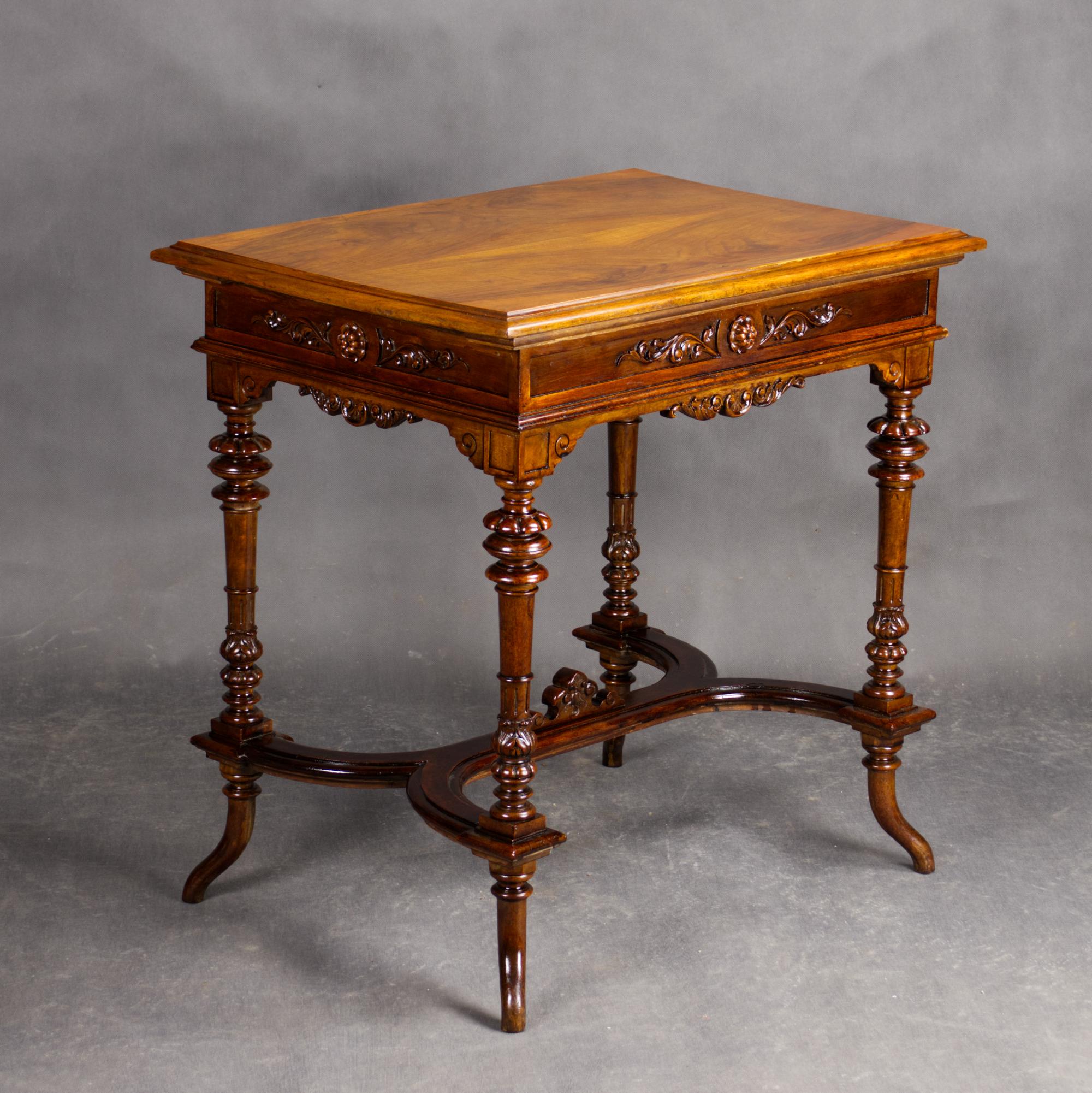 Sculpté à la main Table d'appoint austro-hongroise en bois fruitier, vers 1880 en vente