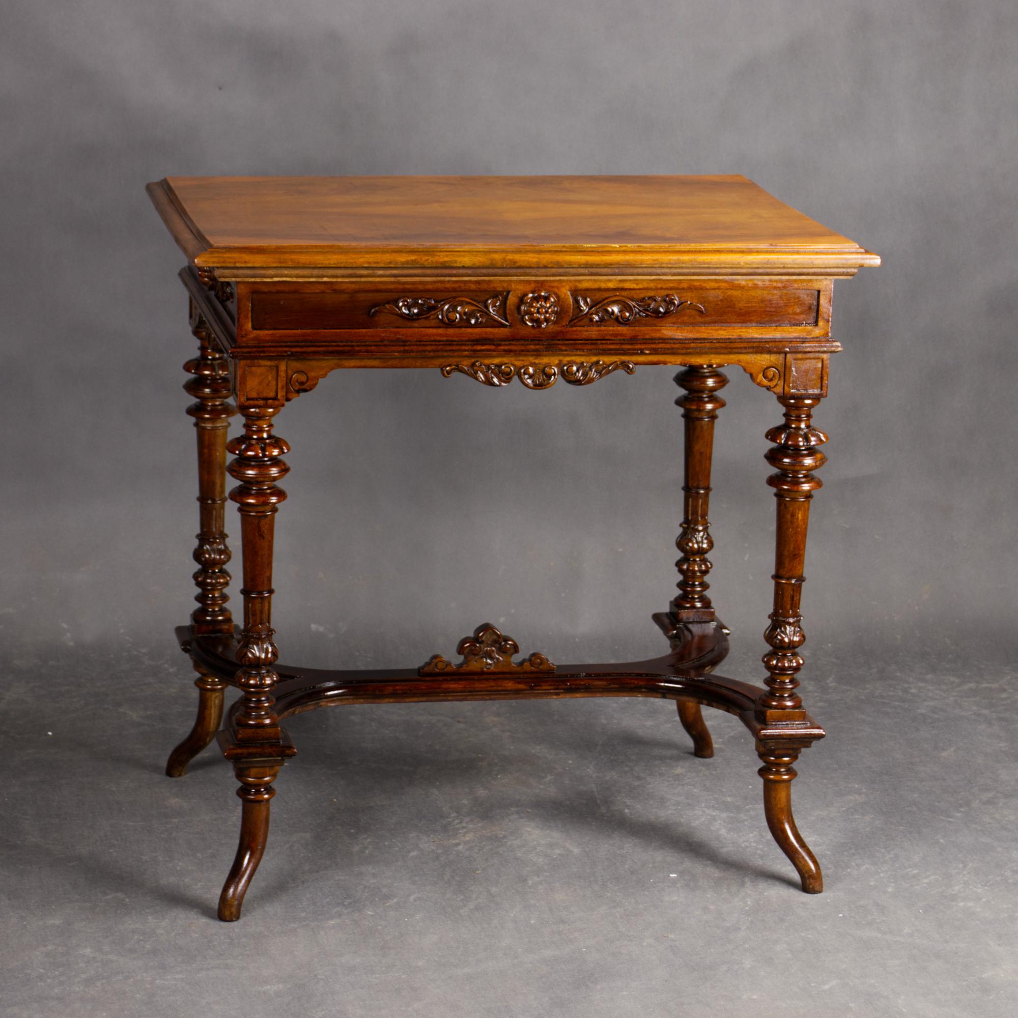 Table d'appoint austro-hongroise en bois fruitier, vers 1880 Bon état - En vente à Lucenec, SK