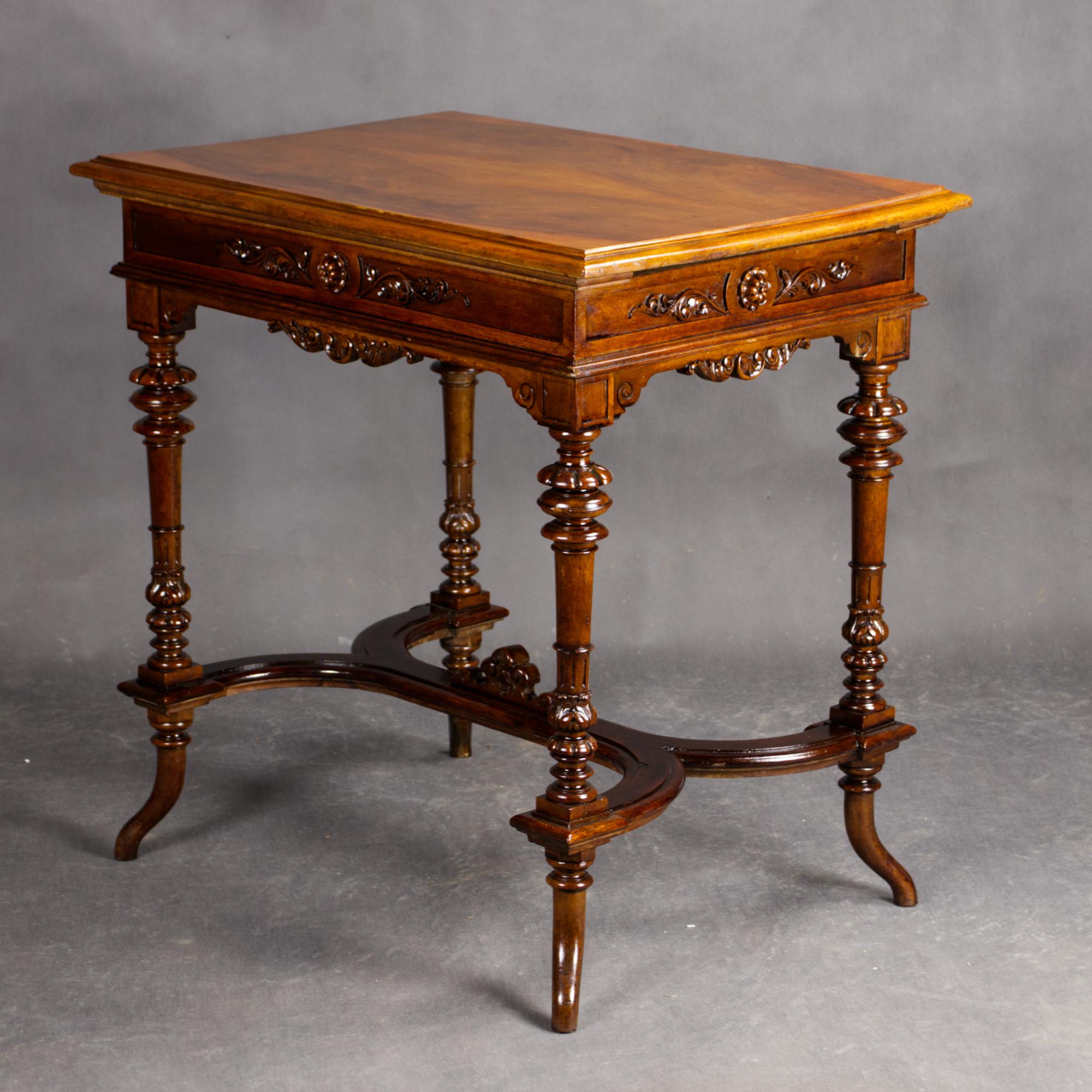 XIXe siècle Table d'appoint austro-hongroise en bois fruitier, vers 1880 en vente