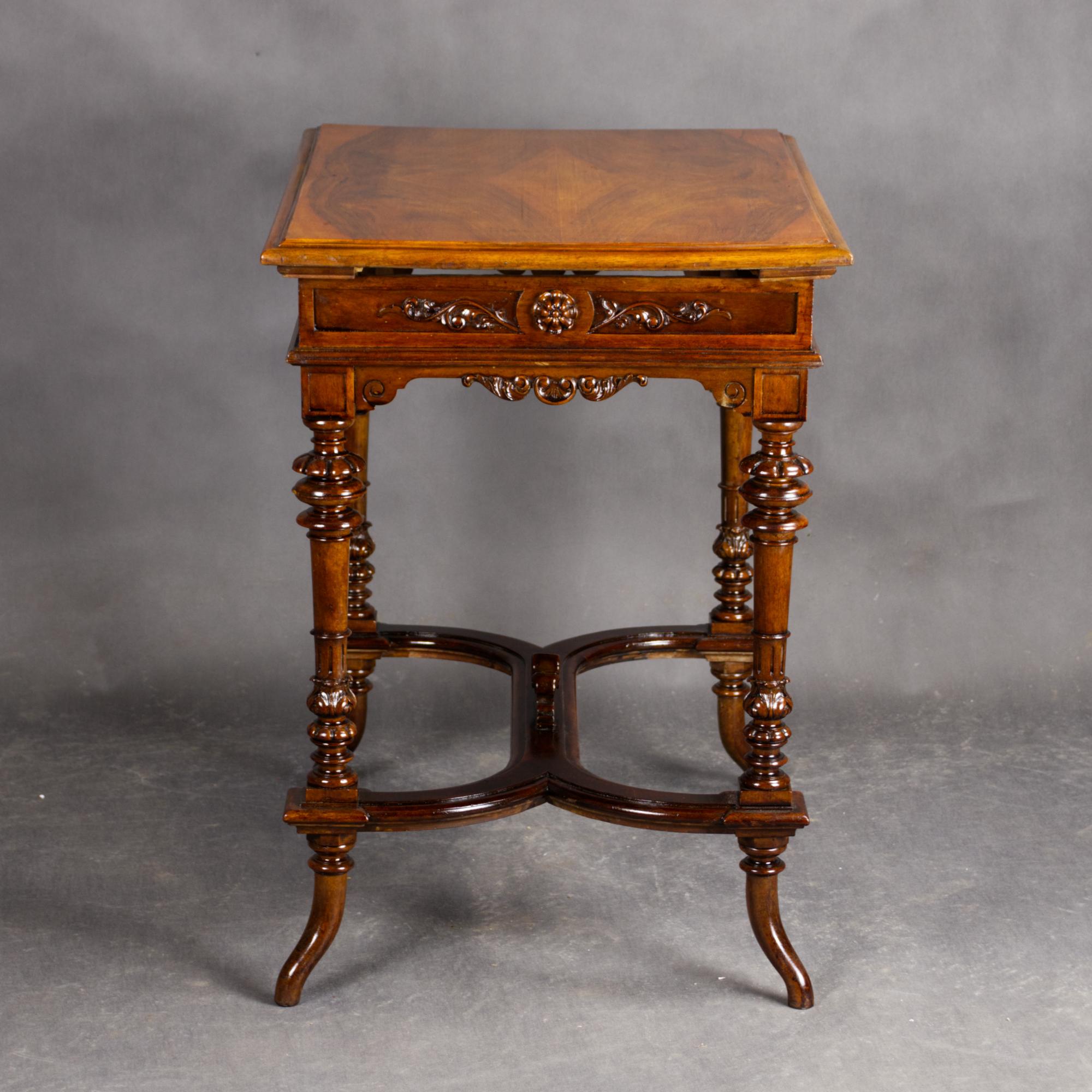 Cerise Table d'appoint austro-hongroise en bois fruitier, vers 1880 en vente