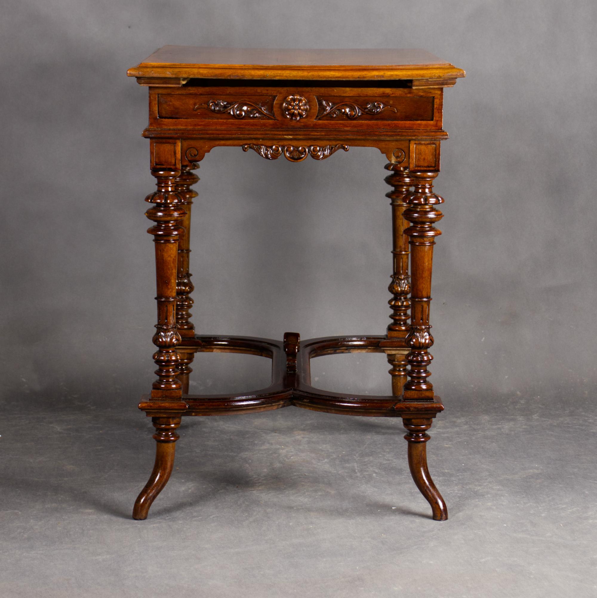 Table d'appoint austro-hongroise en bois fruitier, vers 1880 en vente 1
