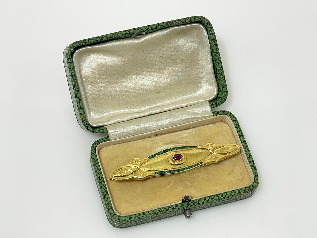 Austro-Hungarian golden brooche, Vienna, ca 1900

An Austro-Hungarian 14 carat golden brooche with 24 emeralds and an oval cut ruby ​​in the center. The gold brooch has a hammered surface. The brooch has the Austrian-Hungarian gold mark of the Fox