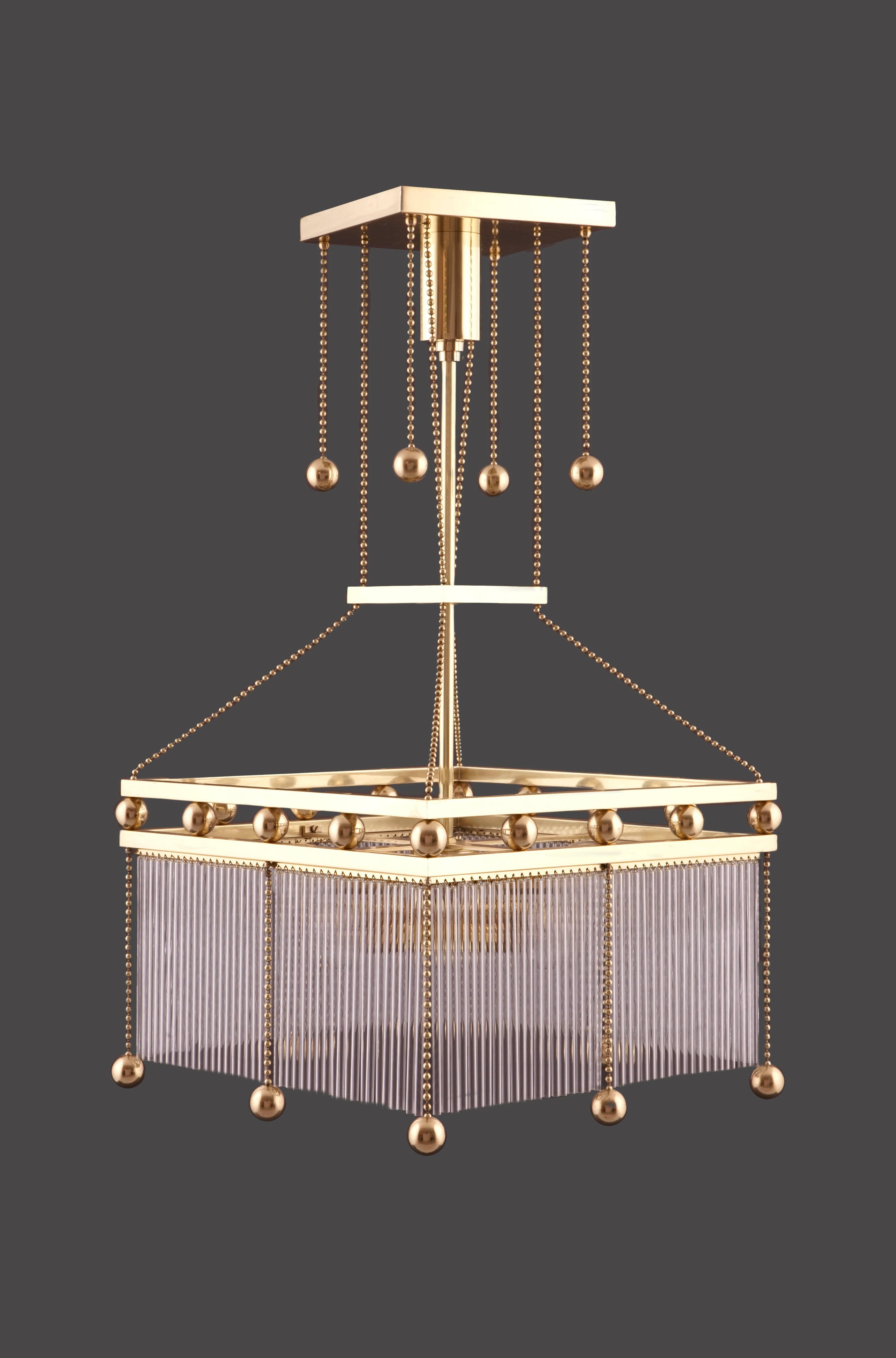 Lampadario da salotto viennese. Sul fondo possiamo montare un diffusore su richiesta, per coprire la visibilità delle lampadine.
La maggior parte dei componenti è conforme alle norme UL; con un supplemento di prezzo, inseriamo i nostri apparecchi