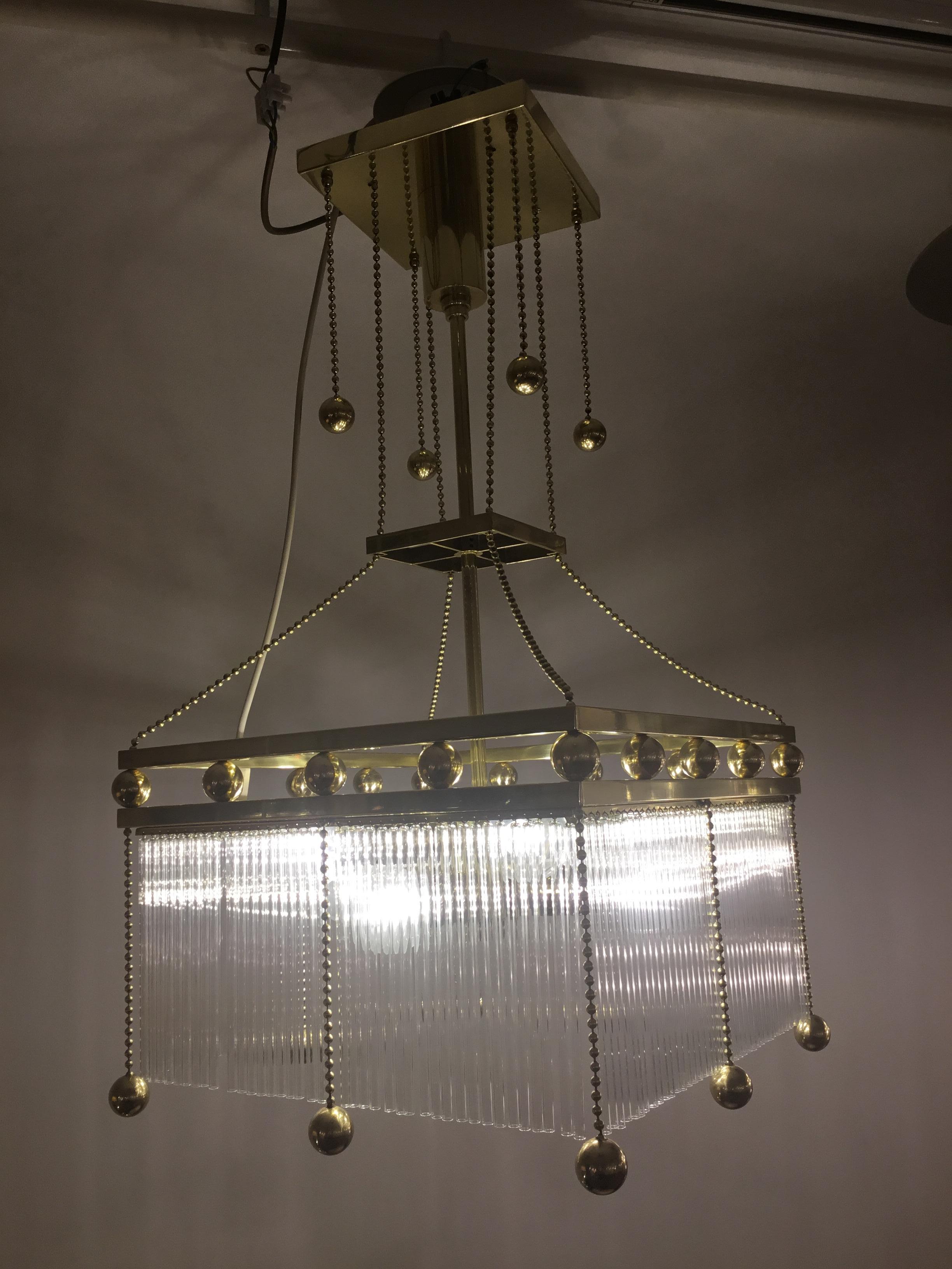 Austriaco Lampadario da salotto austro-ungarico Jugendstil in vetro e ottone, riedizione in vendita