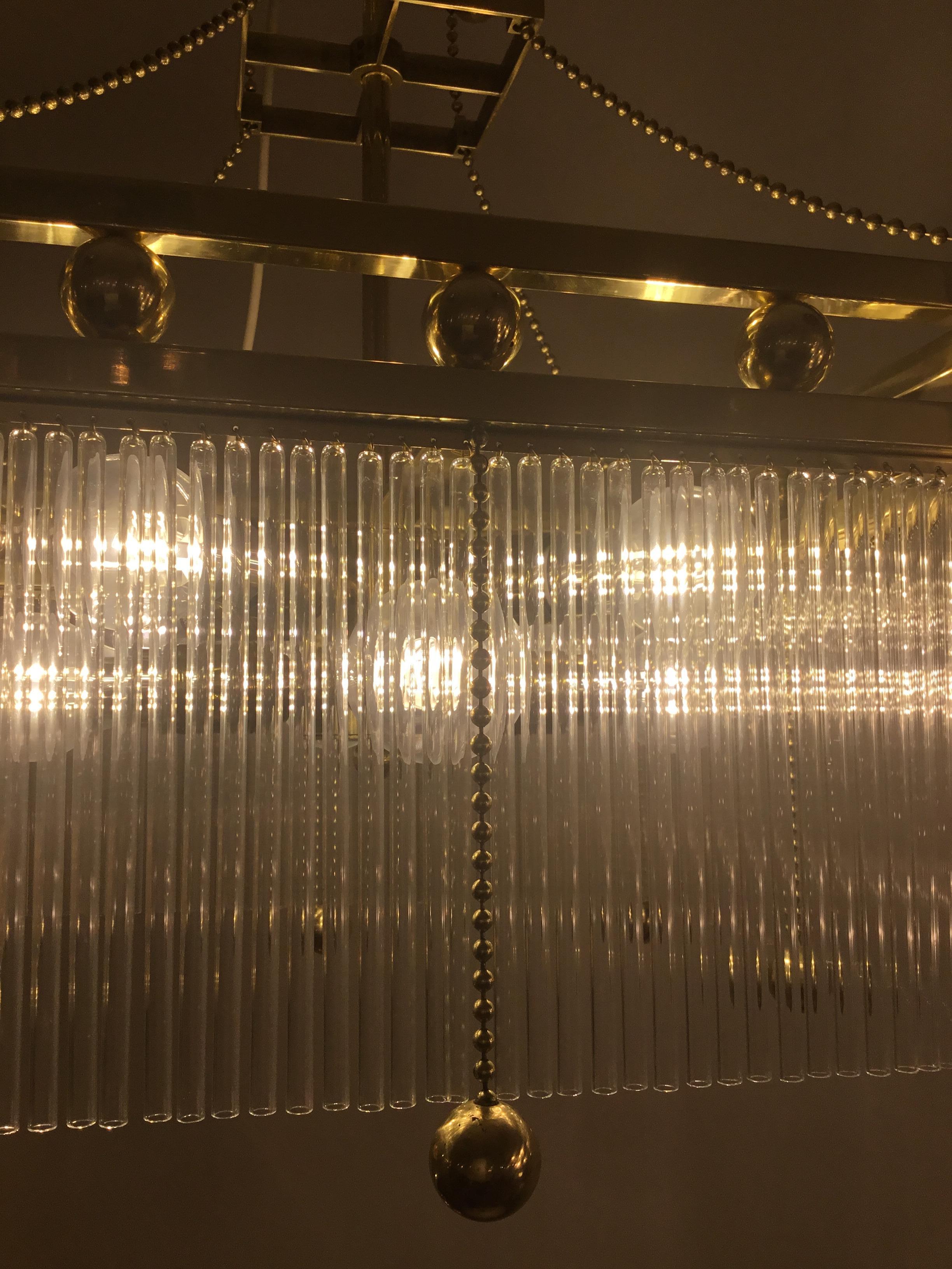 Fatto a mano Lampadario da salotto austro-ungarico Jugendstil in vetro e ottone, riedizione in vendita