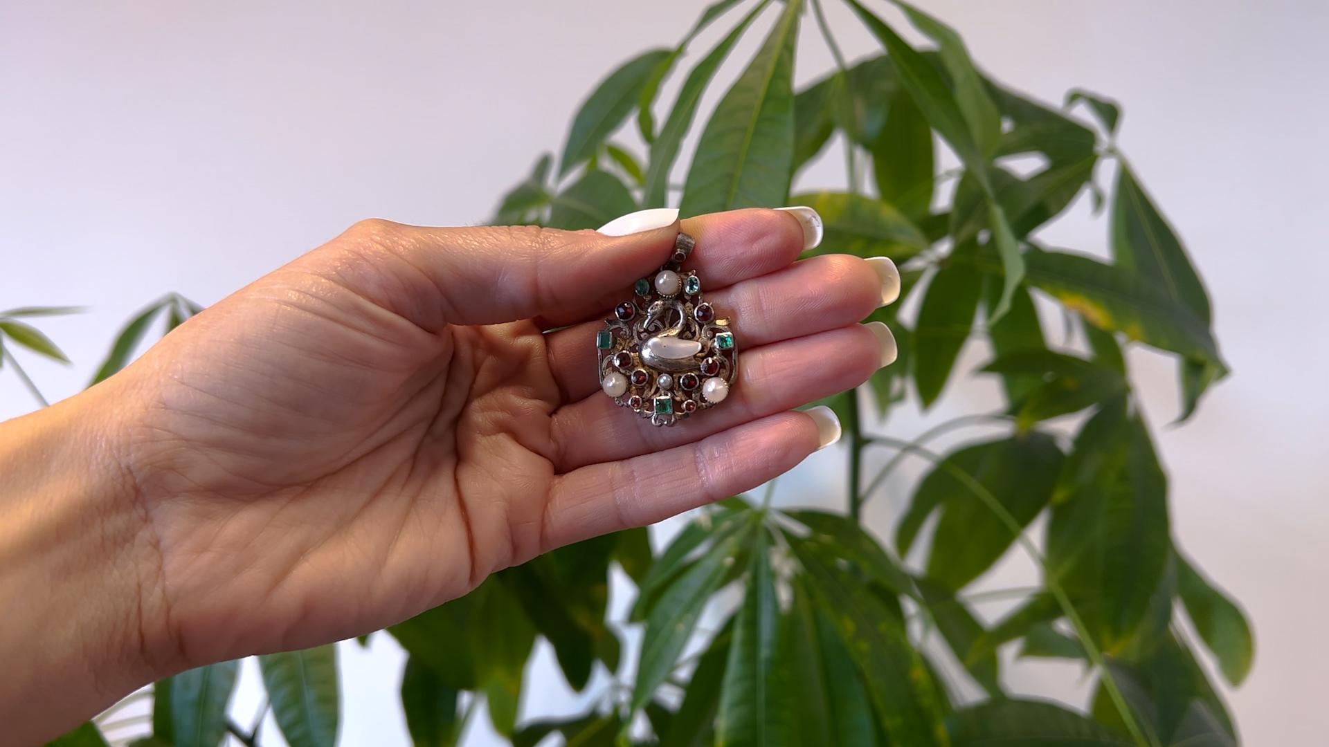 Eine österreichisch-ungarische Renaissance-Revival-Perle und Edelstein Schwan Silber-Anhänger. Ausgestattet mit vier Perlen. Akzentuiert durch neun Granate im Rosenschliff mit einem Gesamtgewicht von etwa 1,00 Karat und fünf Smaragde im Mischschliff