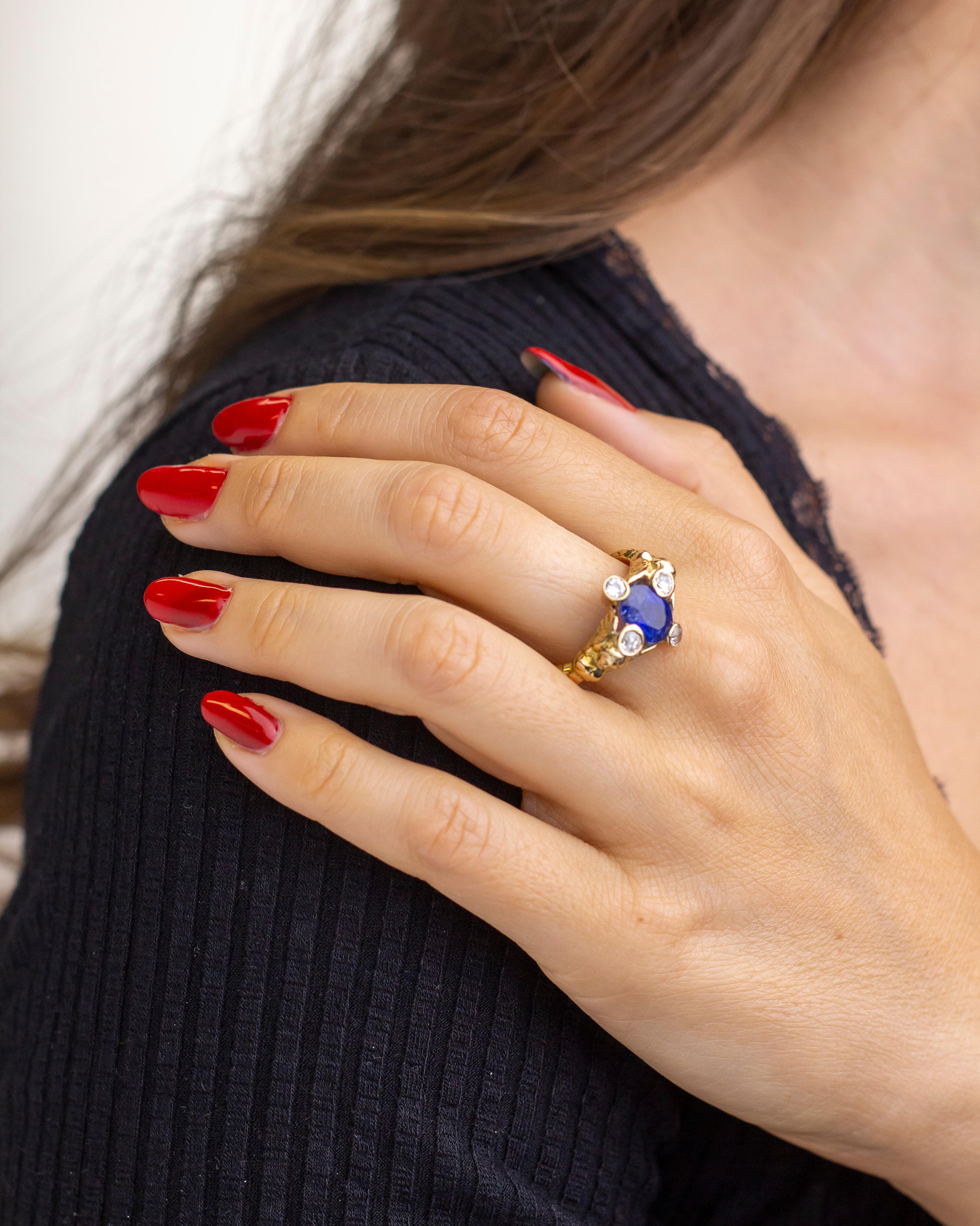 Dieser Ring aus dem 19. Jahrhundert wurde in Österreich-Ungarn hergestellt und ist aus 18 Karat Gelbgold gefertigt und mit Diamanten und einem zentralen Saphir besetzt. Der Ring ist mit einer kleinen österreichisch-ungarischen Goldpunze versehen,