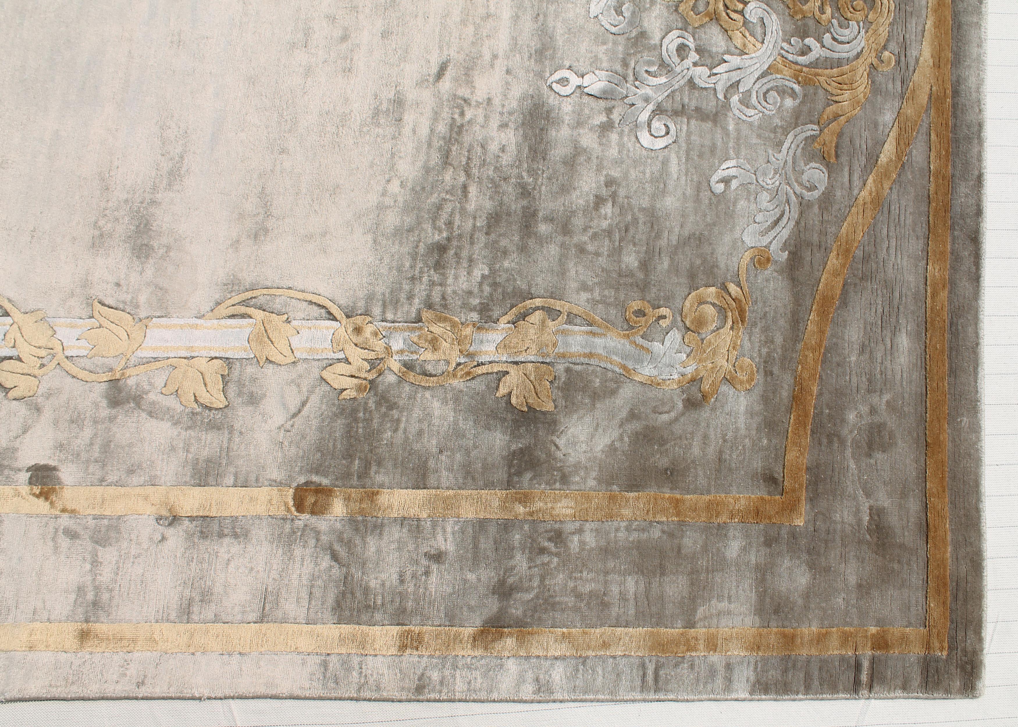 Autre Tapis AUSTYN en soie à bordure transitionnelle nouée à la main, couleur or taupe, fait à la main en vente