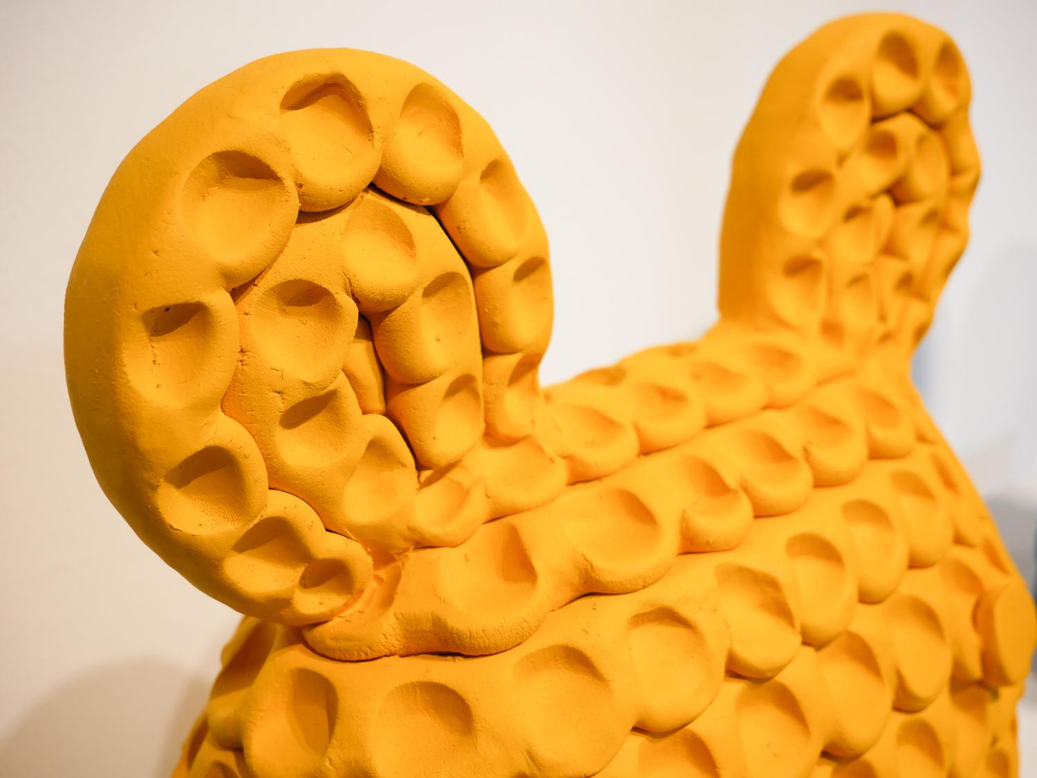 „Honey Bear“ Gelbe abstrakte zeitgenössische Steingut-Skulptur eines Bärs (Zeitgenössisch), Sculpture, von Austyn Taylor
