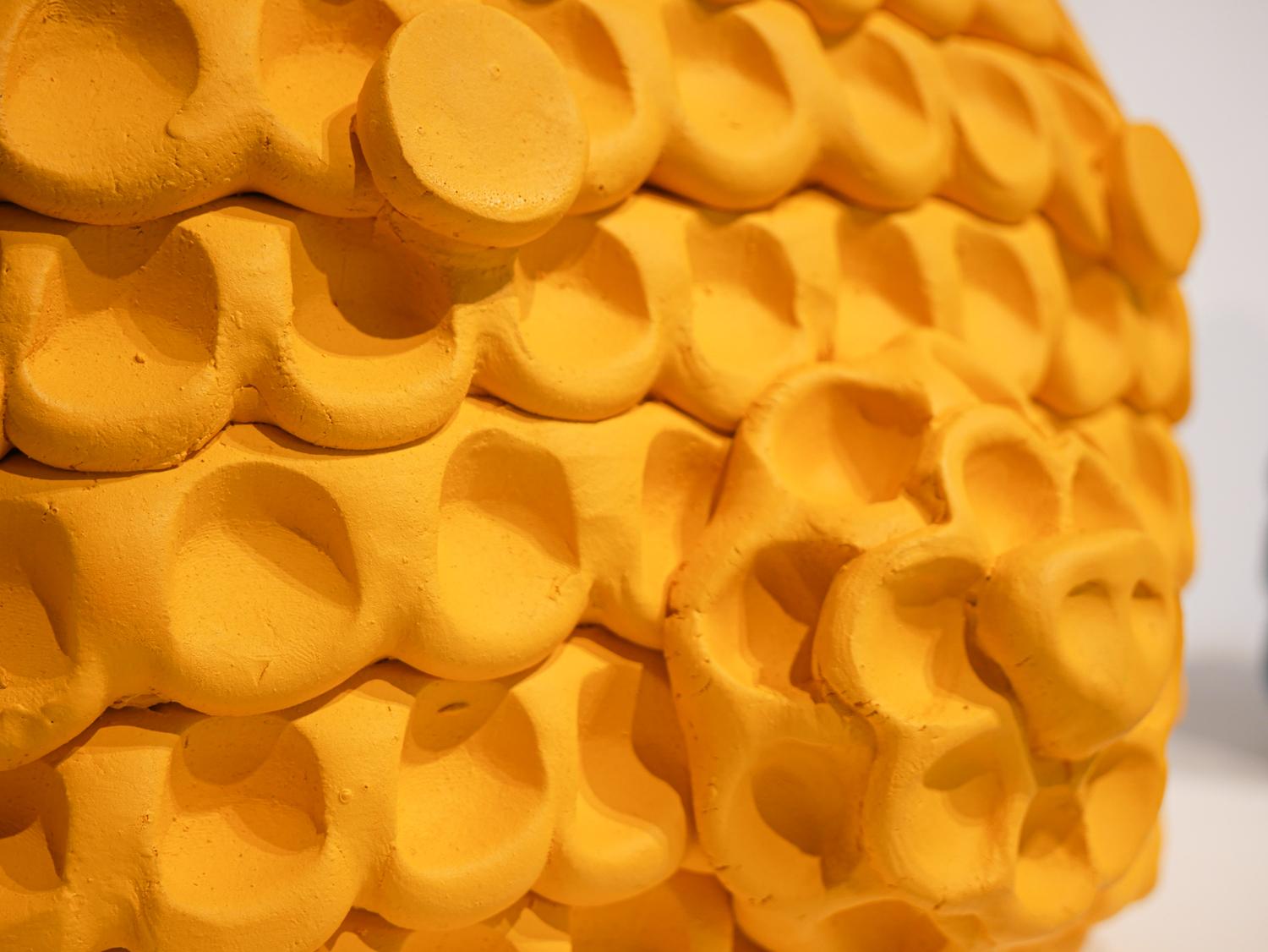 „Honey Bear“ Gelbe abstrakte zeitgenössische Steingut-Skulptur eines Bärs (Beige), Abstract Sculpture, von Austyn Taylor
