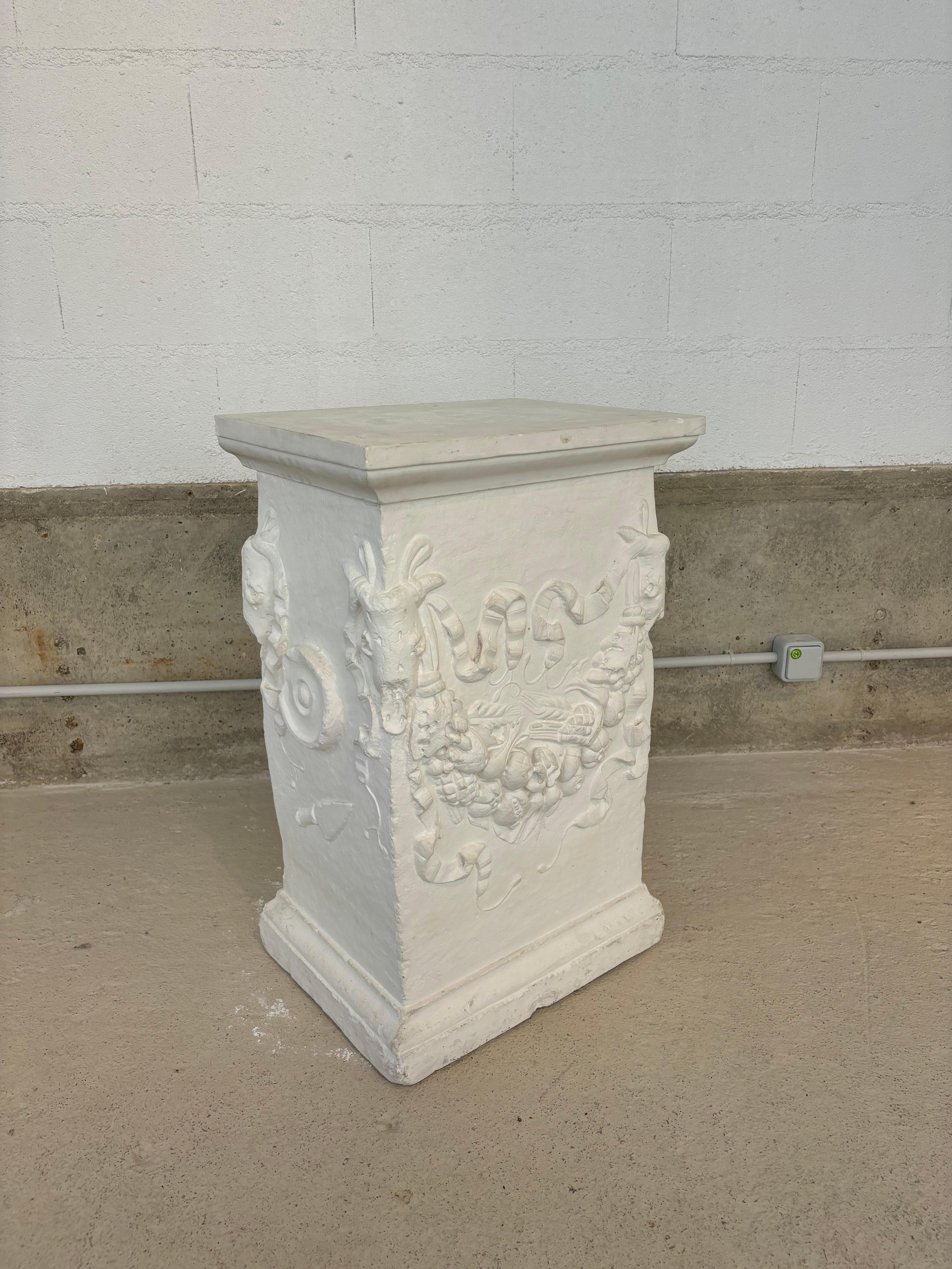 Plaster Autel aux guirlandes er Bucranes For Sale