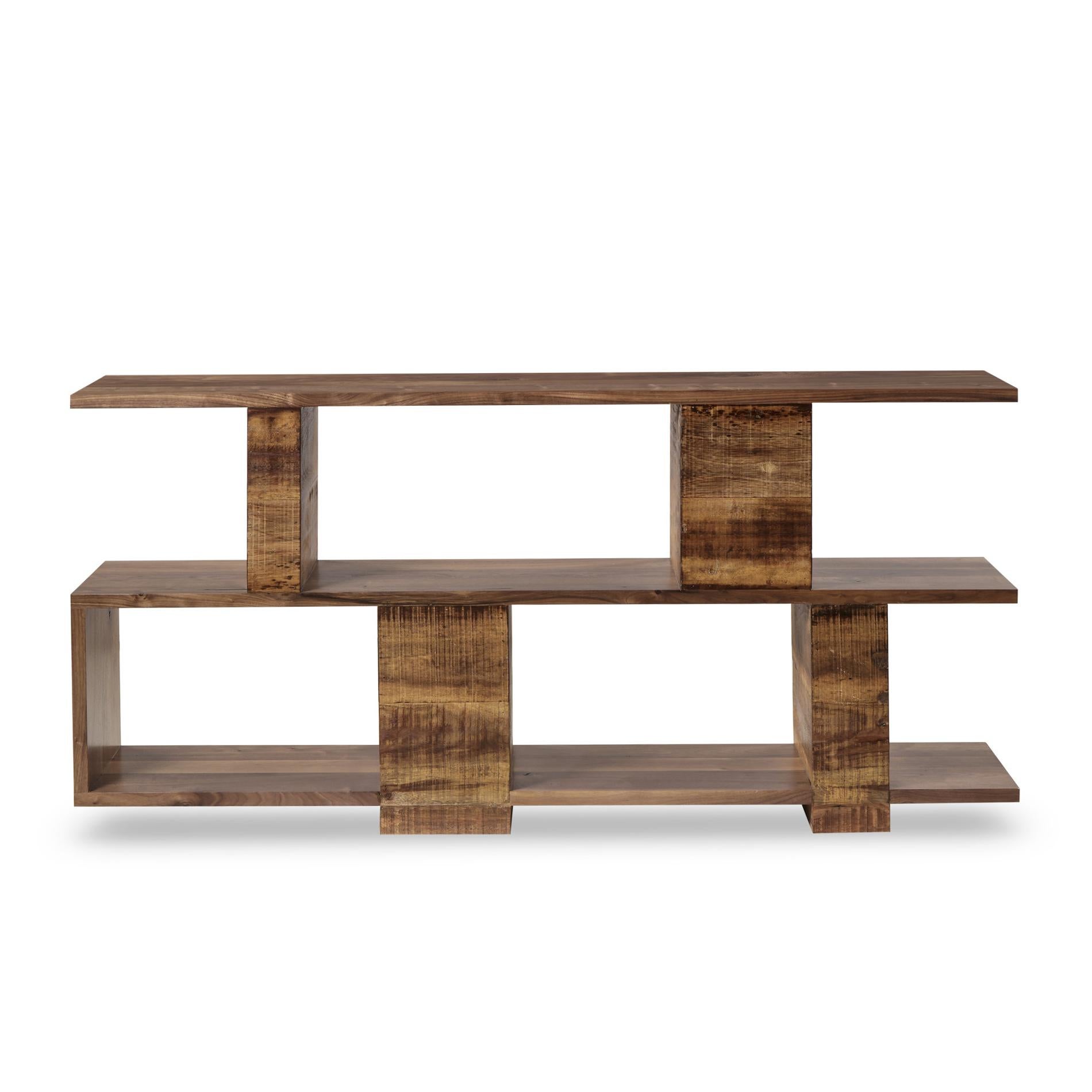 Console table Autel made with
peroba wood in walnut finish.