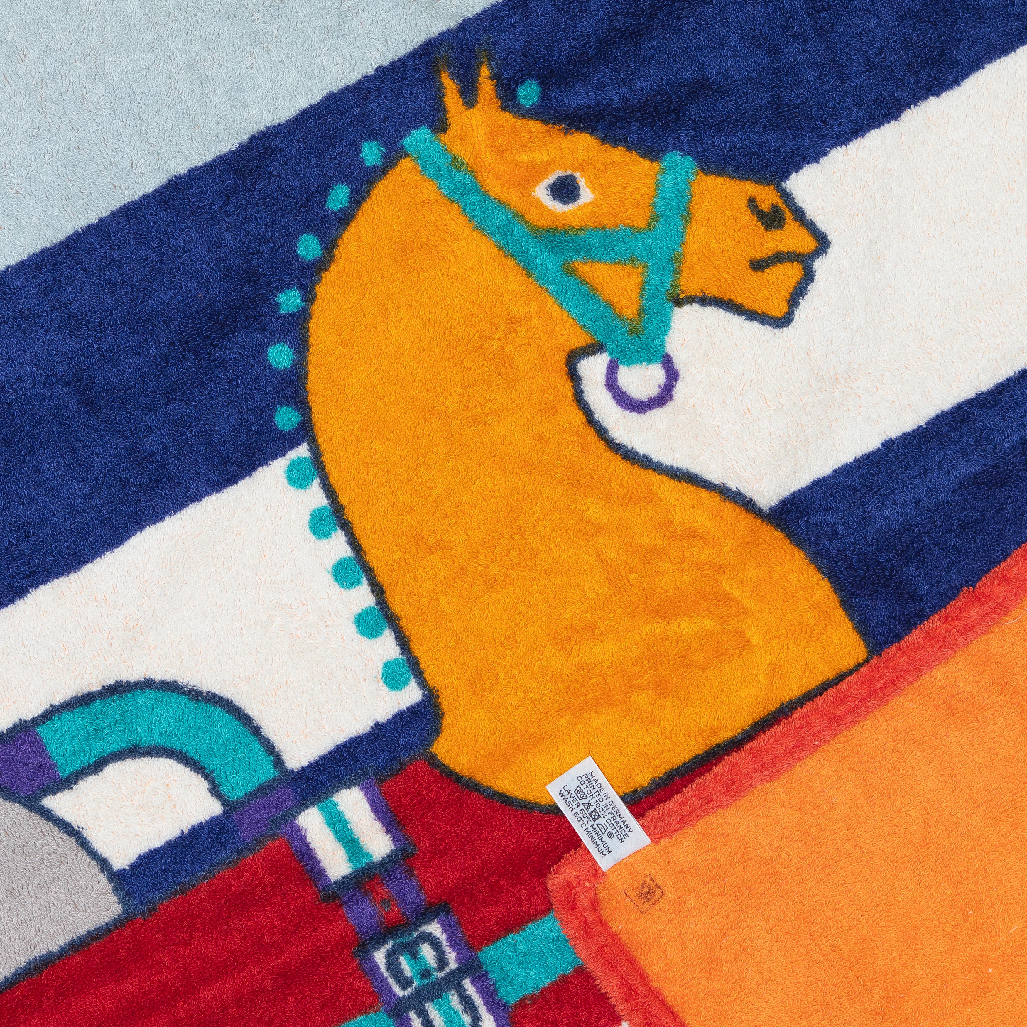 Auth. Serviette de plage Hermès Chevaux Rouge Bleu - 100% Coton - Nouveau / Etiquette d'entretien Neuf - En vente à Ottawa, CA