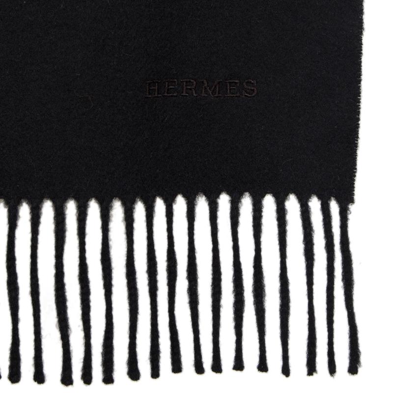 Hermes fringed shawl in black cashmere (100%). Has been worn and is in excellent condition.

Width 40cm (15.6in)
Length 150cm (58.5in)
