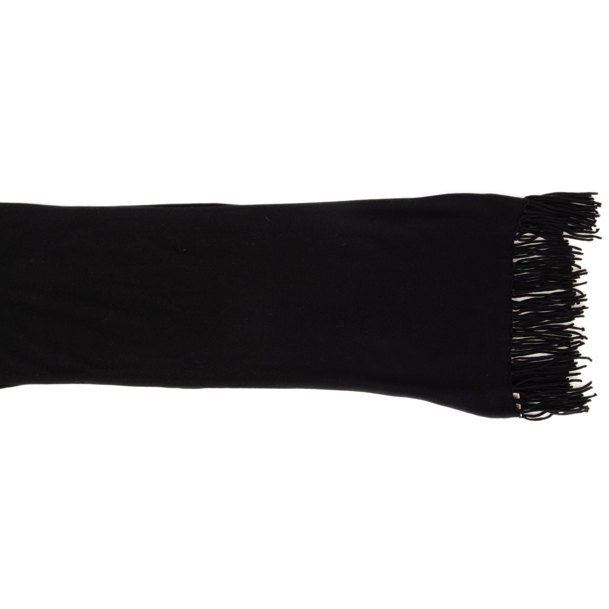 Hermes Skinny-Schal aus schwarzem Kaschmir-Jersey (100%) mit Fransen an den Enden. Wurde getragen und ist in ausgezeichnetem Zustand.

Breite 30cm (11.7in)
Länge 200cm (78in)
