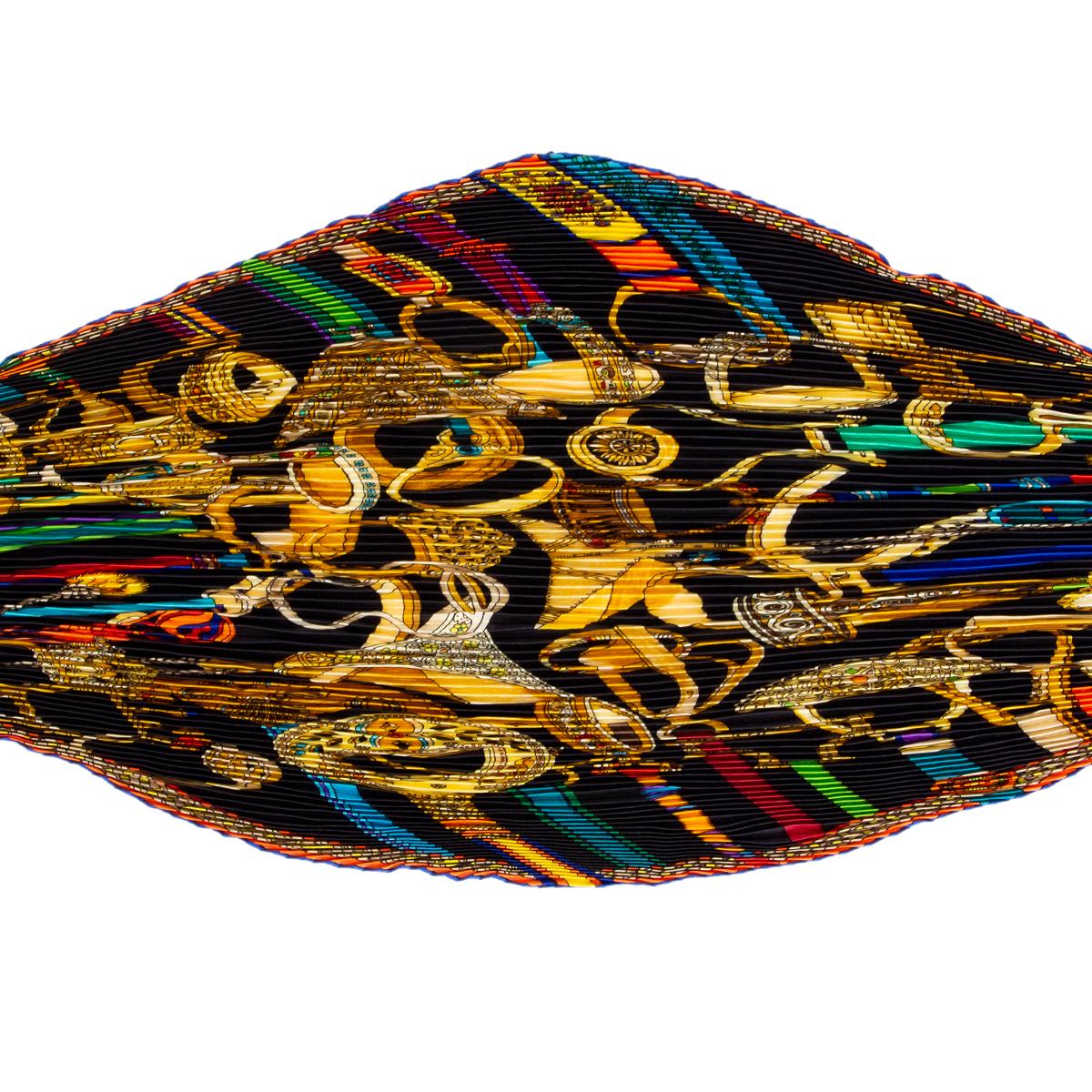 Hermes 'Concours d'Etriers 90 Plisse' scarf in black silk twill (100%) with multicolor details. Has been worn and is in excellent condition.

Width 90cm (35.1in)
Height 90cm (35.1in)