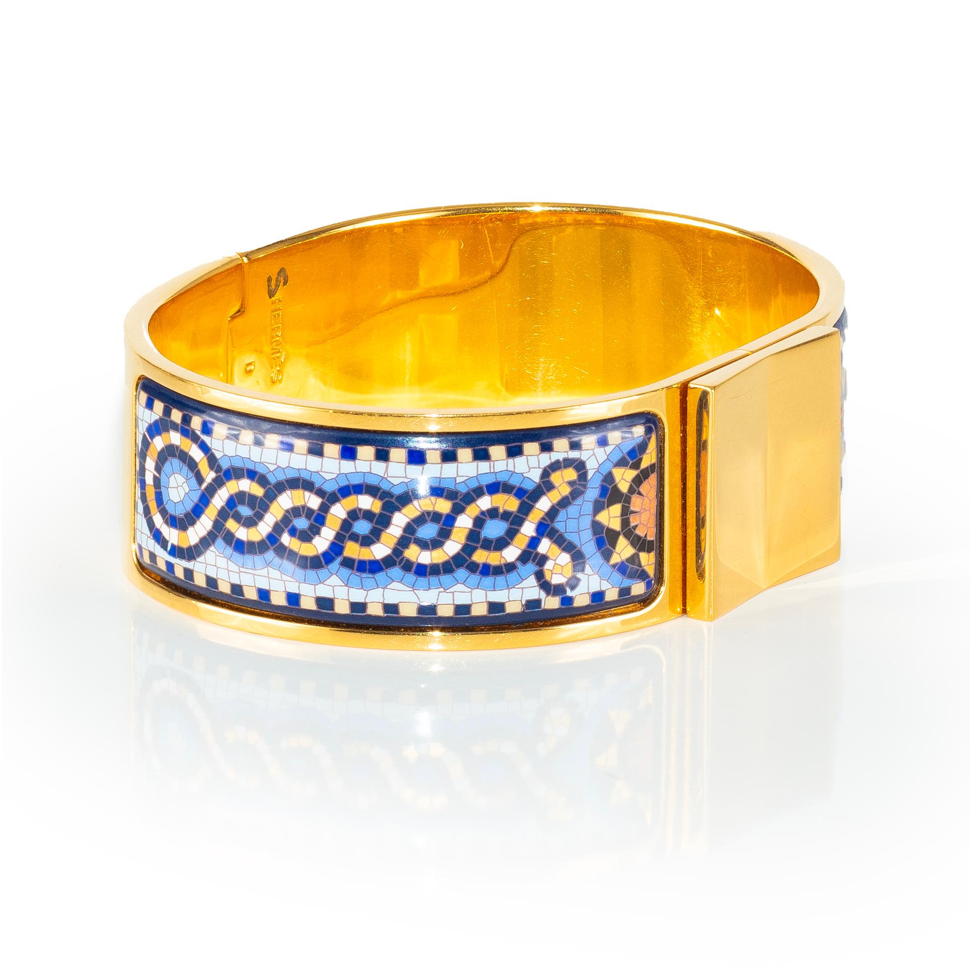 PULSERA - Clic Clac - EGP - Azul Marino - MWOTS - 2407061659

Marca: HERMES
Diseño del nombre: Mosaico Clic Clac
Artista:
Material: Esmalte Dorado
Tipo Brazalete Forma Oval
Estado: Casi nuevo sin etiqueta S
Diámetro mayor (eje mayor): 66 mm
Diámetro
