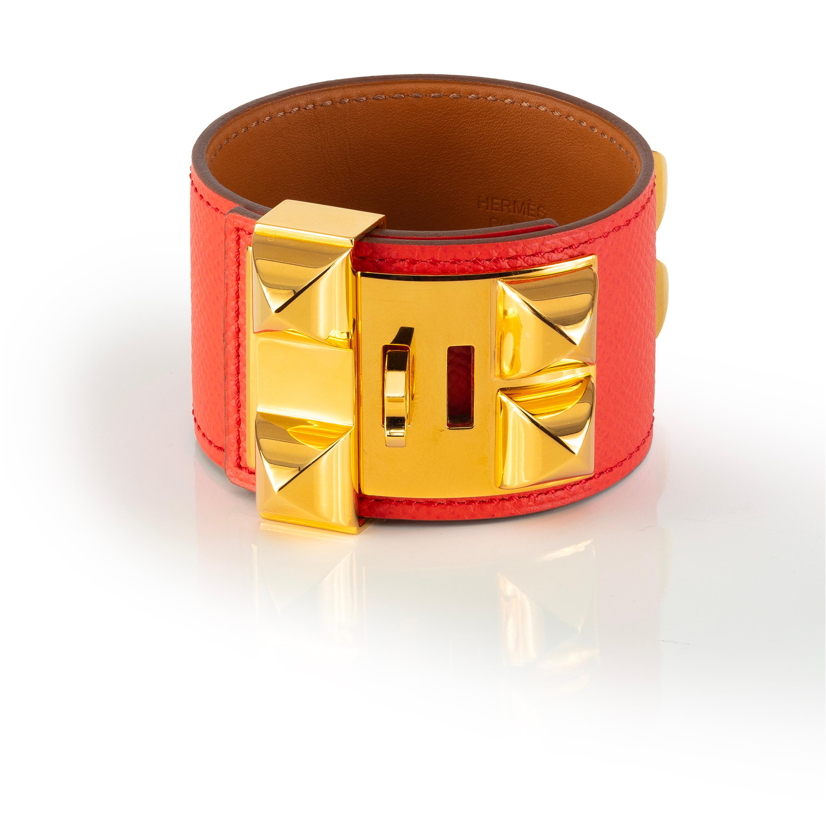 BRACELET - Medor Collier de Chien - Gold HW - Red Calf Leather - 2407061618

Brand: HERMES
Name Design: Medor Collier de Chien
Artist:
Material: Enamel Gold-plated
Band Material: Red Calf Leather
Type: Bangle With Adjustable Lock
Condition: New