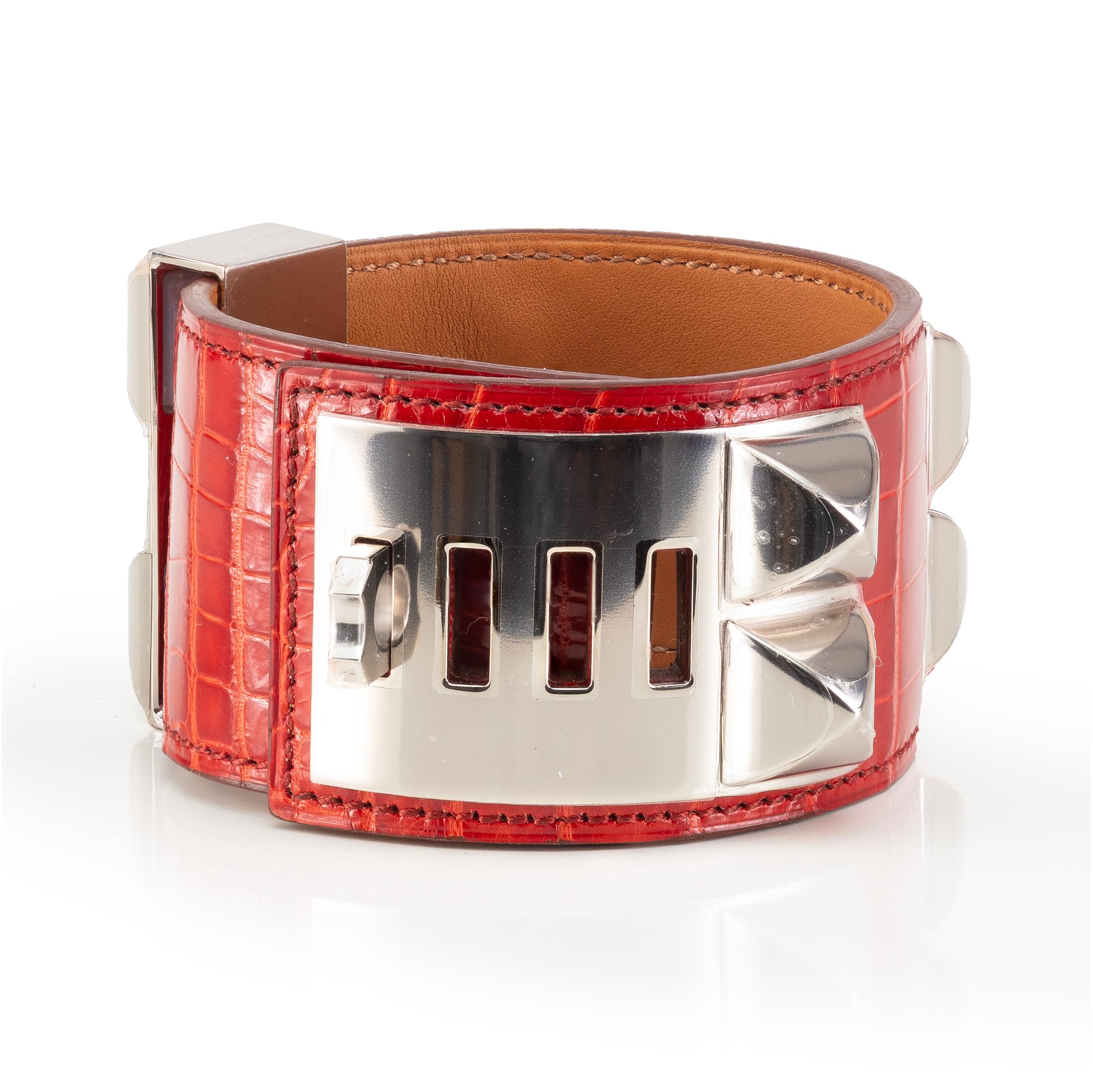 BRACELET - Medor Collier de Chien - Silber HW - Rotes Krokoleder- 2406281947

Marke: HERMES
Name Design: Collier de Chien Medor
Künstler:
MATERIAL: Leder Alligator / Versilbert
Mississippienssis
Typ: Armreif
Zustand: Neu Ohne Tag S
Durchmesser: N/a