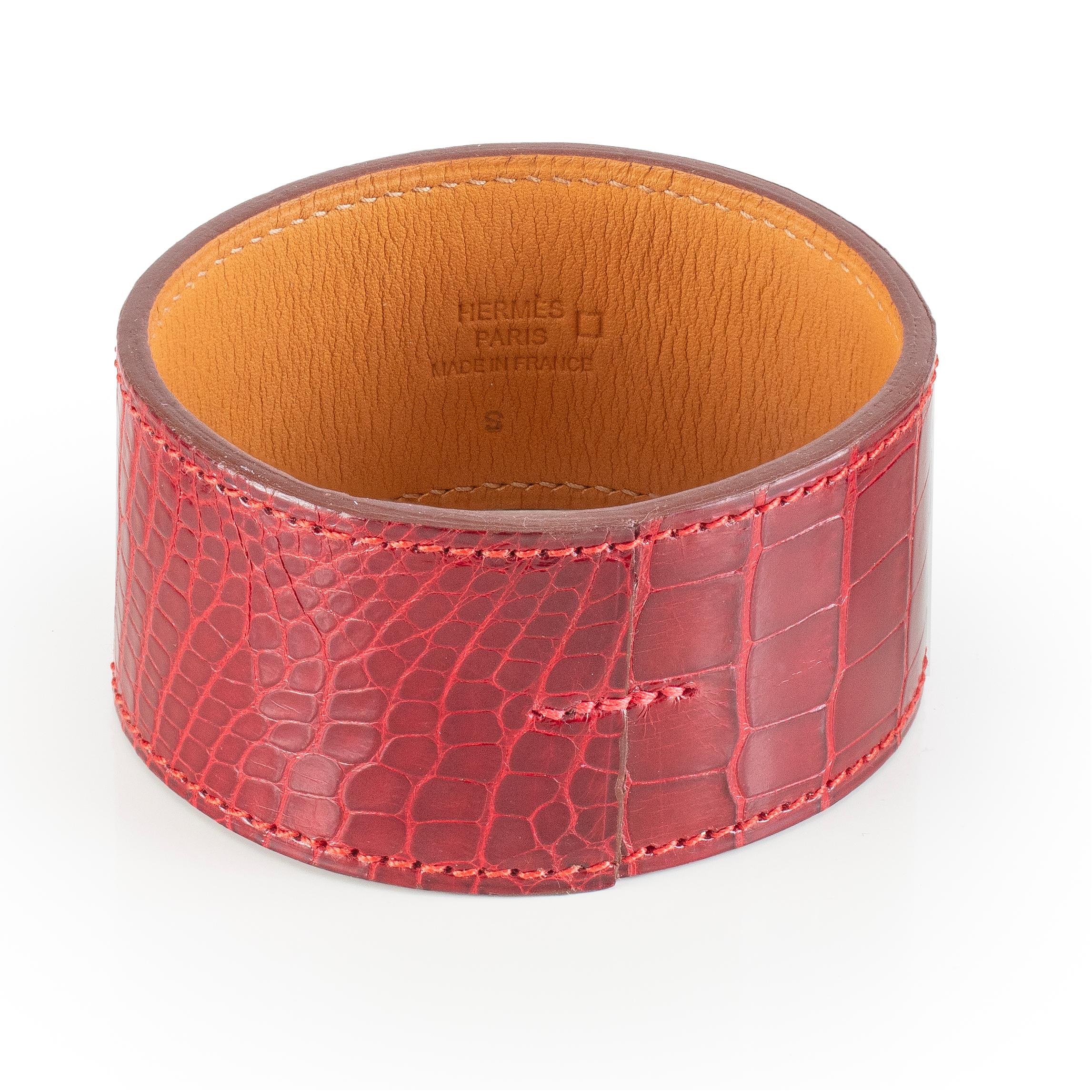 BRACELET - NEO - Alligator - Red Vivid - 70-35mm NWOTS - 2312102314 RARE

Brand: HERMES
Name Design: NEO
Artist:
Material: Leather Alligator
Mississippienssis
Type: Bangle
Condition: New Without Tag S
Diameter: 7 cm
Circumference: 22cm - 8.66