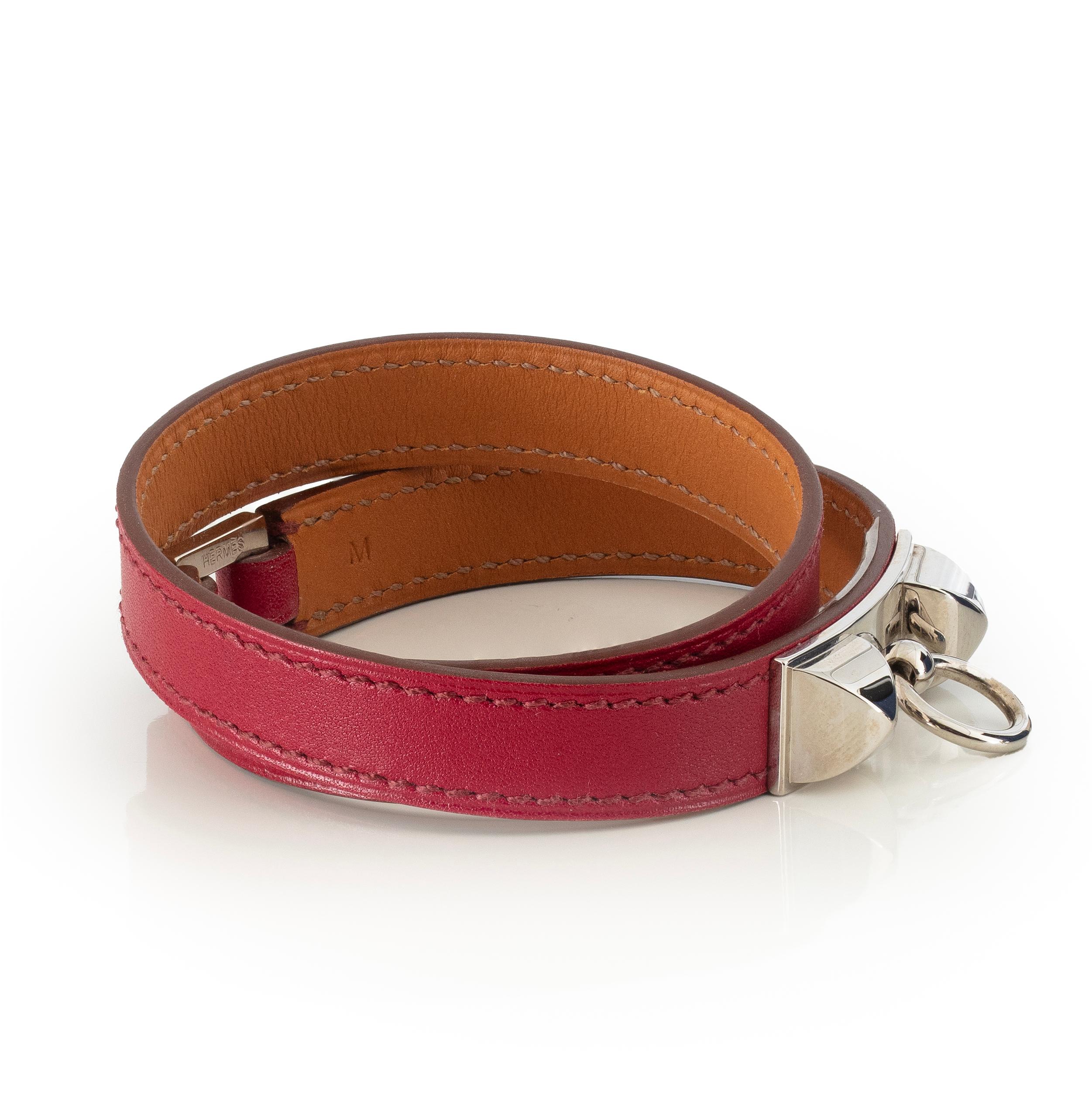 Bracciale Rivale Medor Colliers De Chiens Double Tour Pelle - ESP - 65-12mm Rosso - NIBWOT 2312251802

Marchio: HERMES
Design/One: Rivale Medor Colliers De Chiens
Artista:
Materiale: Pelle / Placcato argento
Tipo: Bangle Doppio giro
Condit: Nuovo