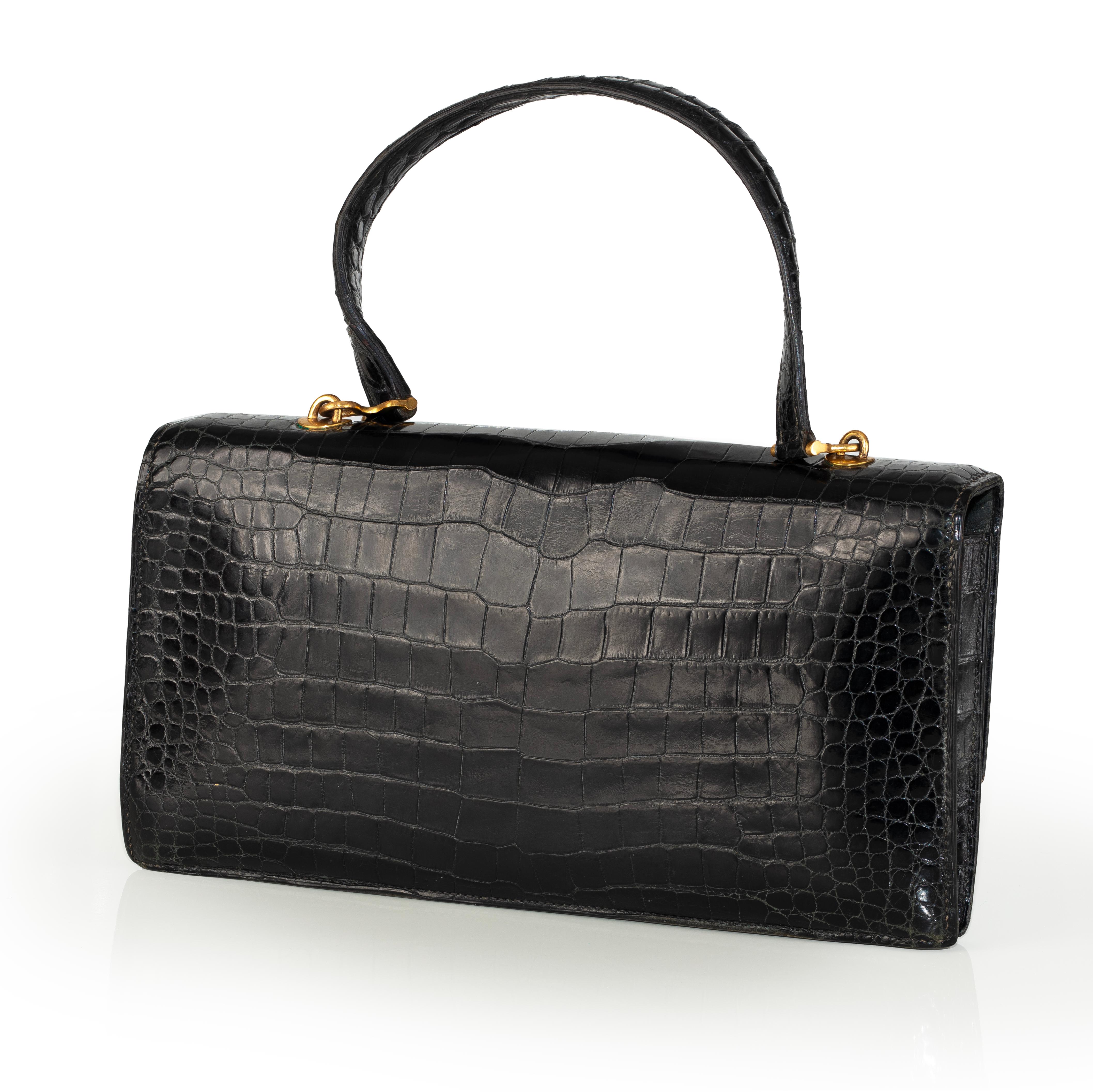 Bolso de mano Hermès Pallonnier - Cocodrilo Porosus Negro - EXVC - 2410121651

Marca: Hermès
Tipo/Modelo: Bolso de mano Pallonnier
Color: Negro
Material: Cocodrilo Porosus (Exterior), Piel de Becerro (Forro)
Herrajes: Chapado en oro
Número CIRCA: