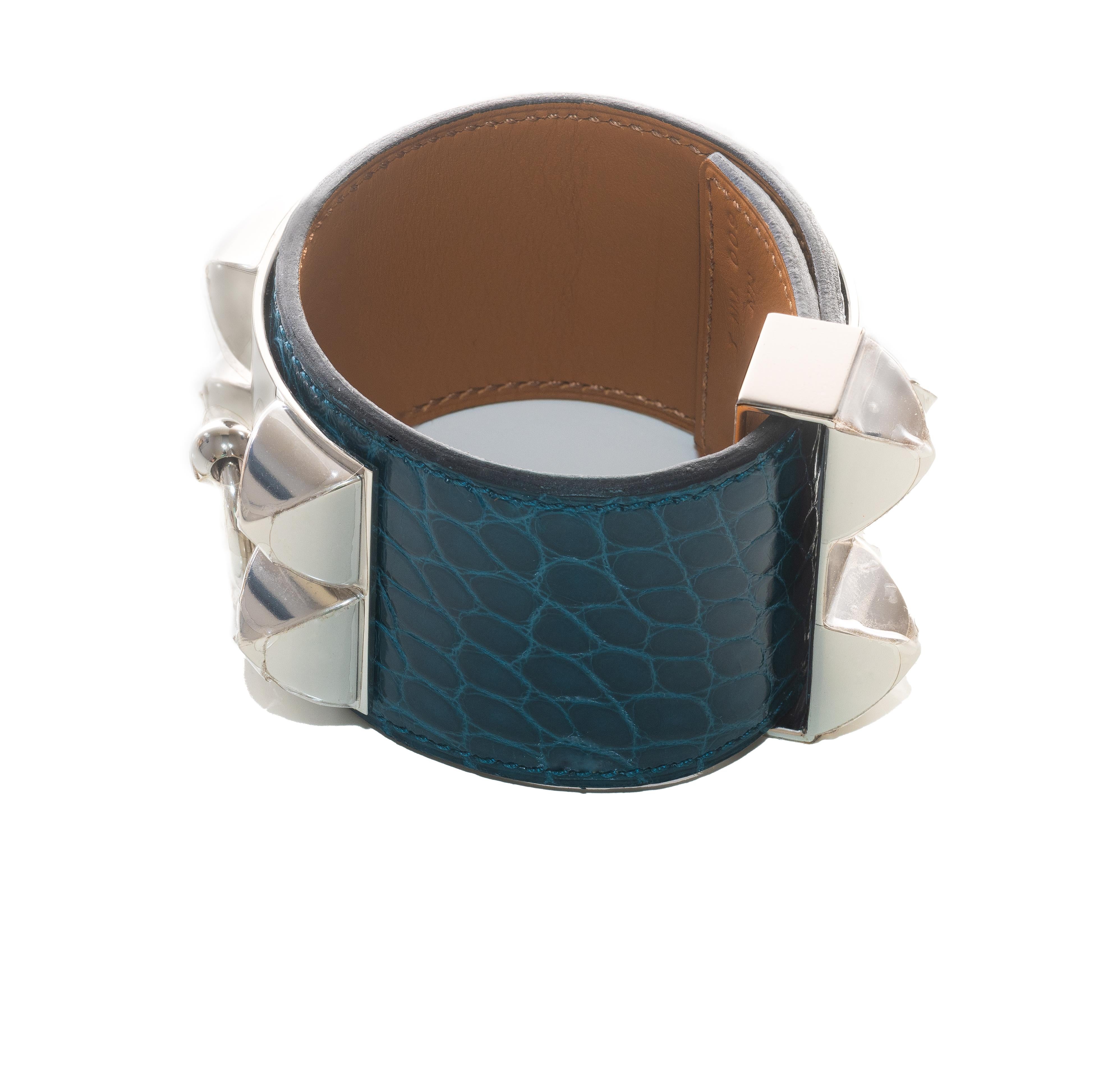 Hermès Collier de Chien 24 Médor Armband - dunkelgrünes Krokodilleder - versilbert - NWCTS - 2505311601

Marke: Hermès
Typ/Modell: Collier de Chien 24 Médor-Armband
Farbe: Dunkelgrün (Vert Cypres) mit versilberter Hardware
MATERIAL: Echtes