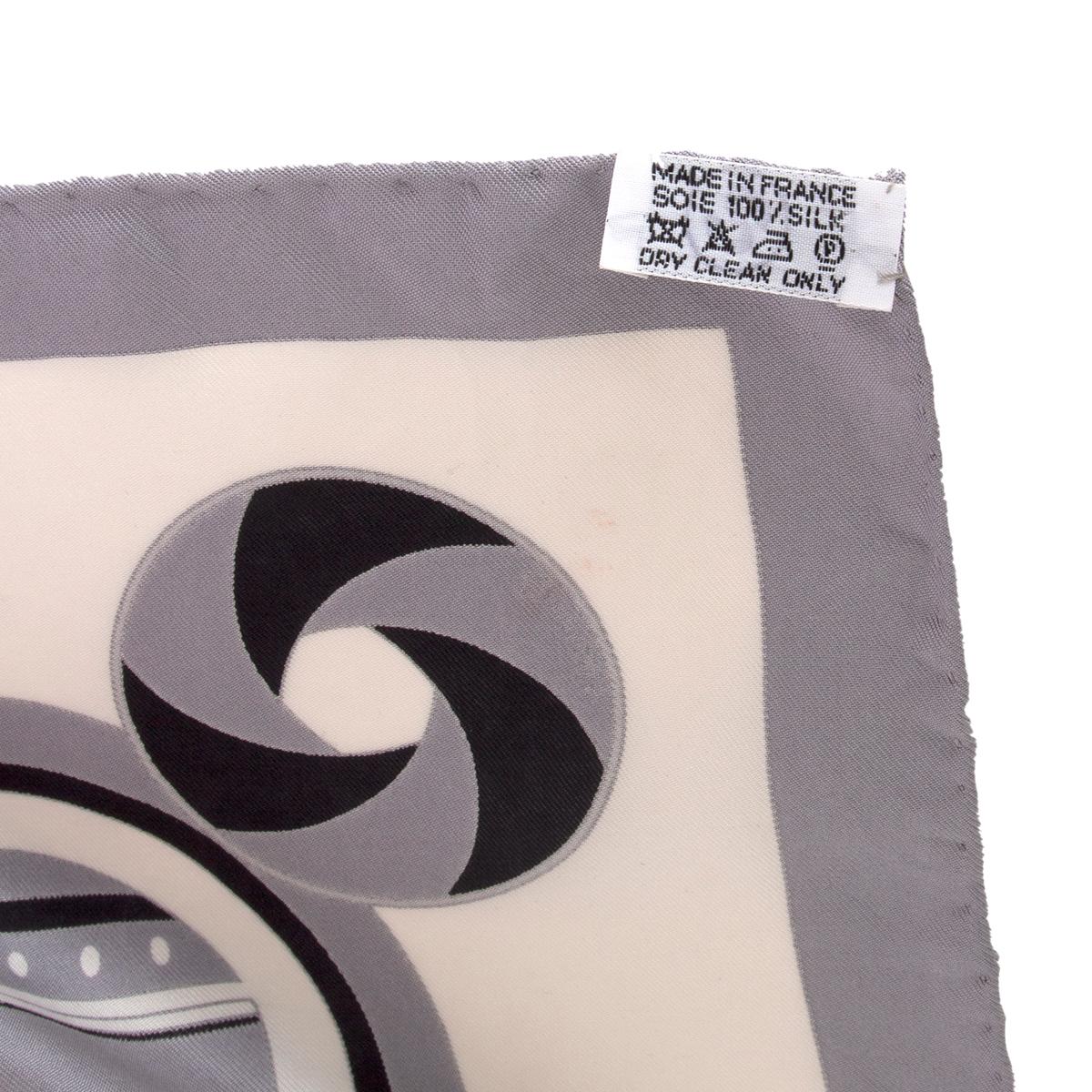 auth HERMES grey white SEQUENCES 90 silk twill Scarf In Good Condition In Zürich, CH