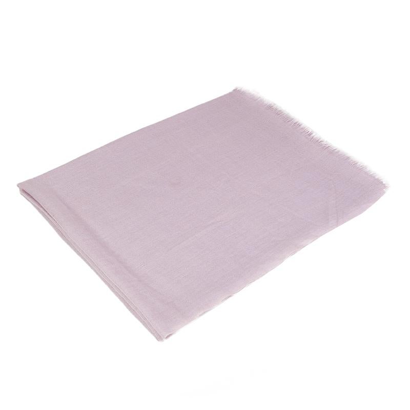 Hermes large shawl in pale lavender cashmere (100%). Has been worn with very faint discoloration from storage along the edges. Overall impression is good.

Width 130cm (50.7in)
Length 228cm (88.9in)
