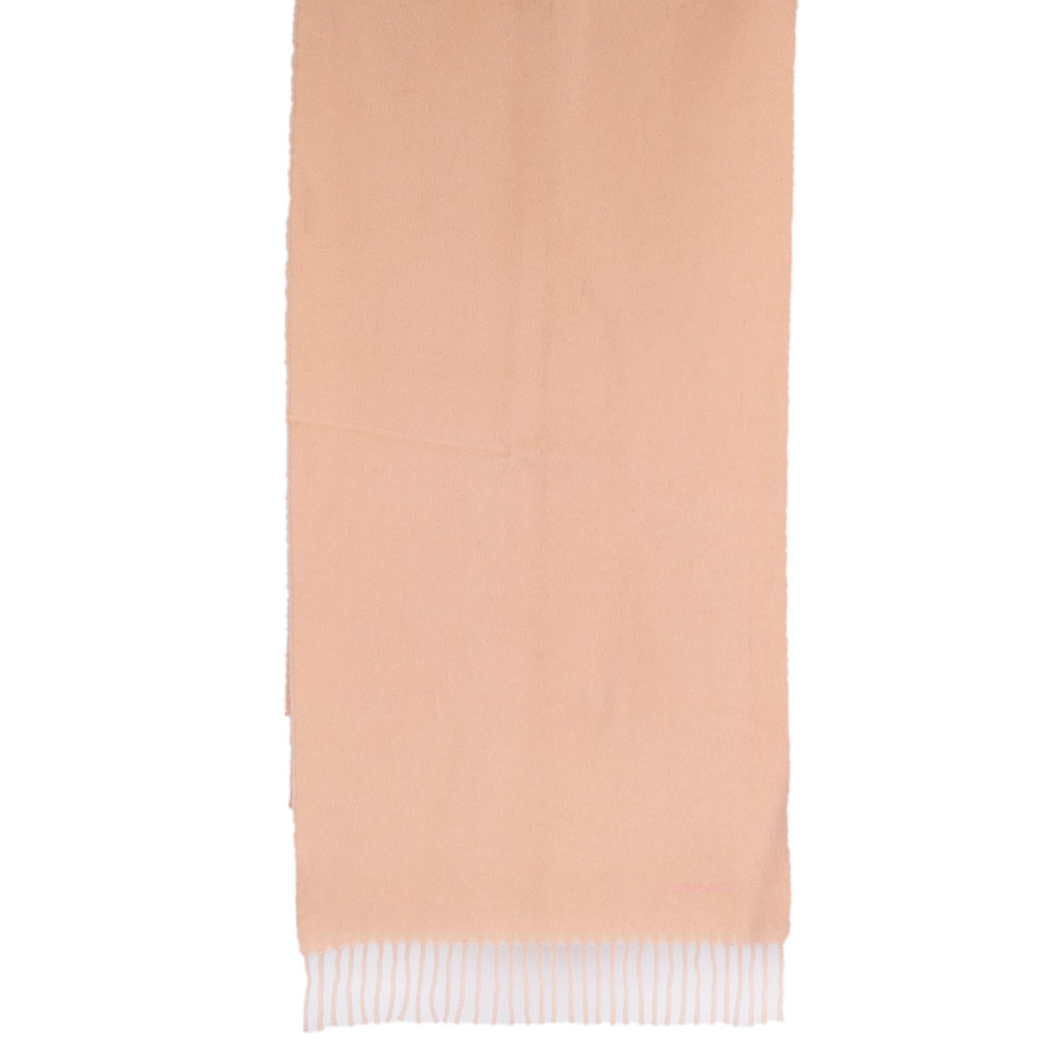 Hermès fringed Etole Unie Brodee muffler in peach cashmere (100%). Has been worn and is in excellent condition. 

Width 39cm (15.2in)
Length 150cm (58.5in)
