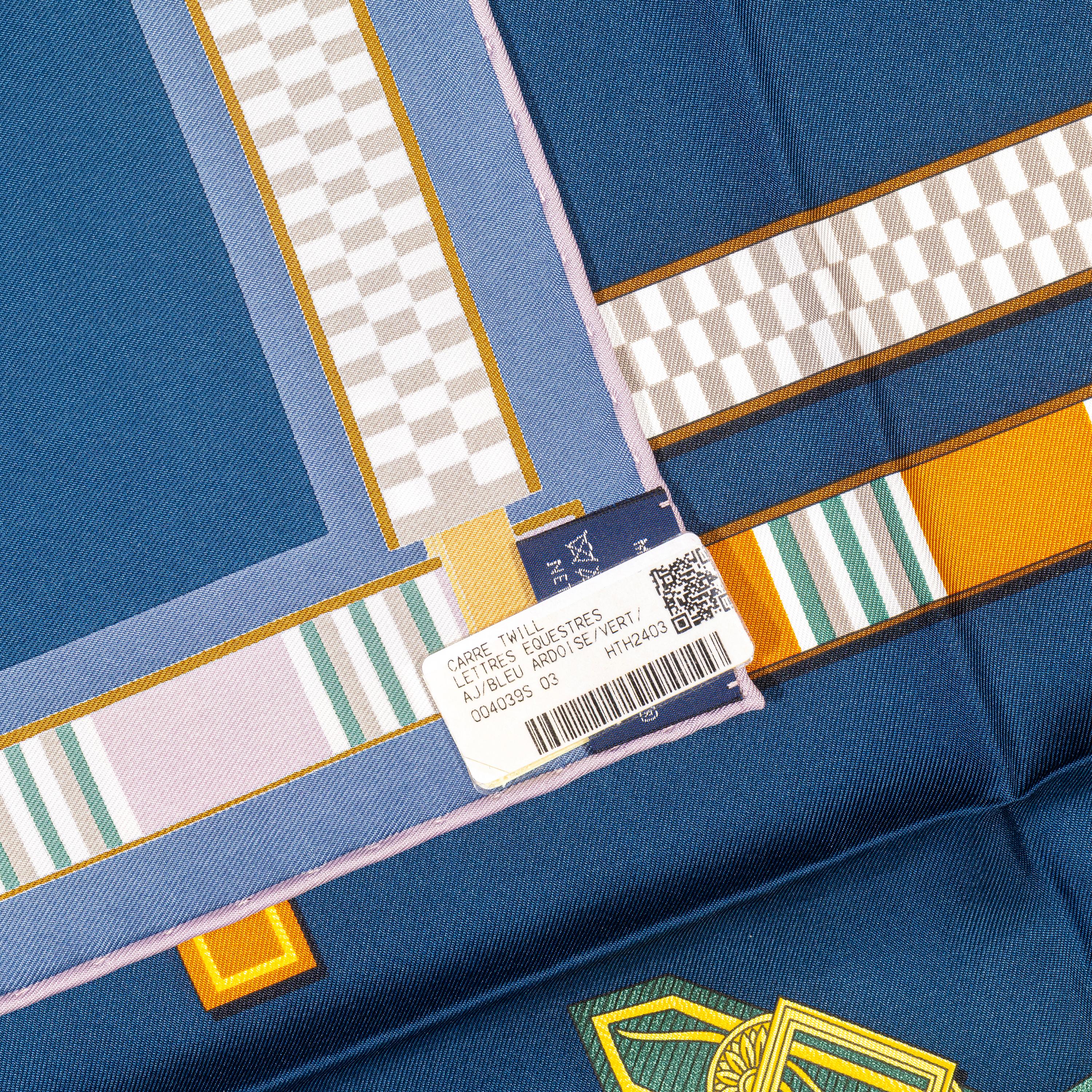 Lettres Equestres - Bleu Ardoise Vert - NWSTS - 2511041836

Marca: Hermès
Tipo/Modelo: Bufanda 90 Sarga de seda
Diseño de nombres: Lettres équestres, Letras ecuestres
Artista: Studio Hermès (Hermès Studio Dessins, diseño interno)
Tamaño: 90 cm x 90