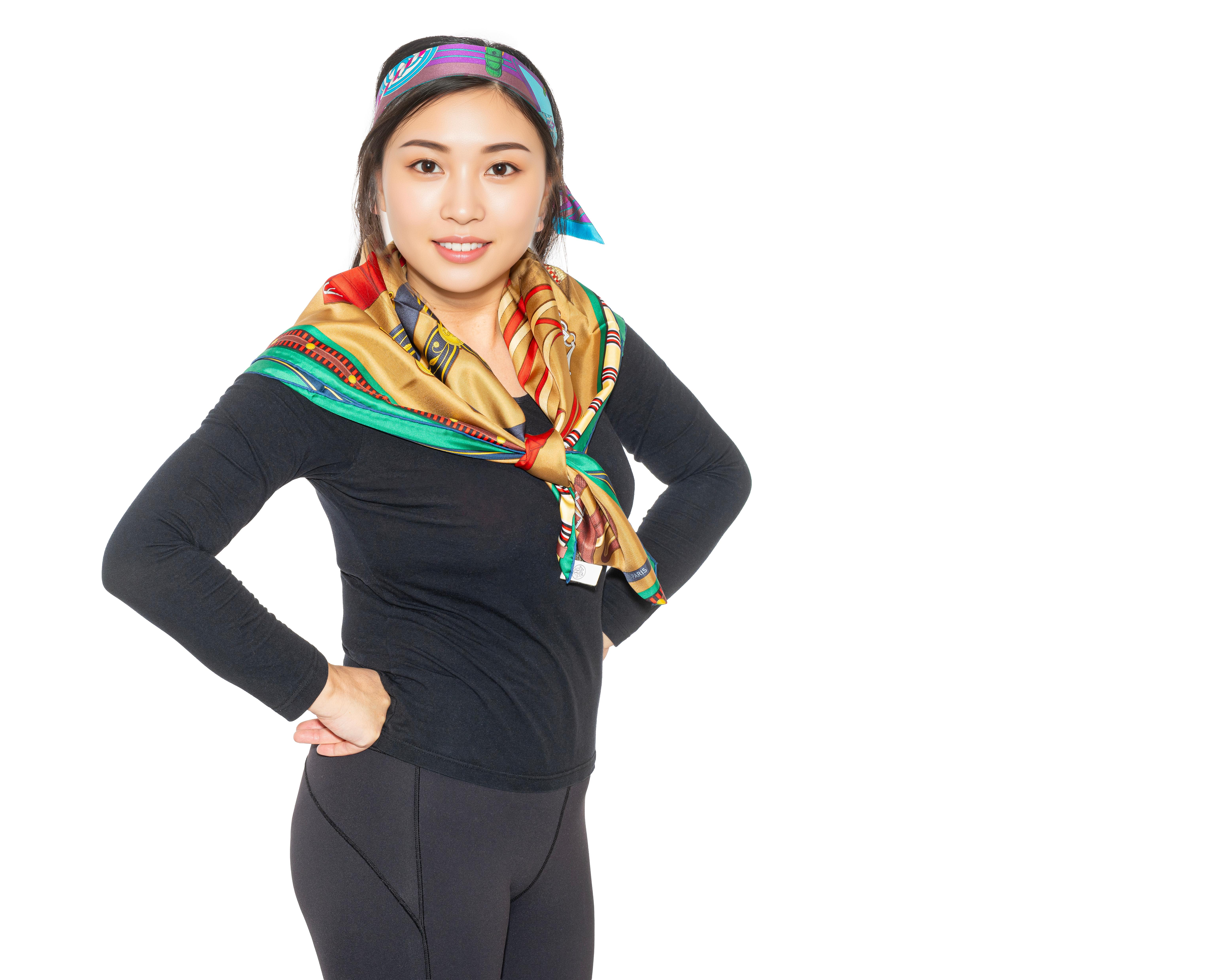 Lettres Equestres - Tabac Vert Rouge - NWSTS - 2511041828

Marca: Hermès
Tipo/Modelo: Bufanda 90 Sarga de seda
Diseño del nombre: Lettres Équestres, Letras Ecuestres
Artista: Hermès In-House Design (Creación Interna)
Tamaño: 90 cm x 90 cm / 35 in x