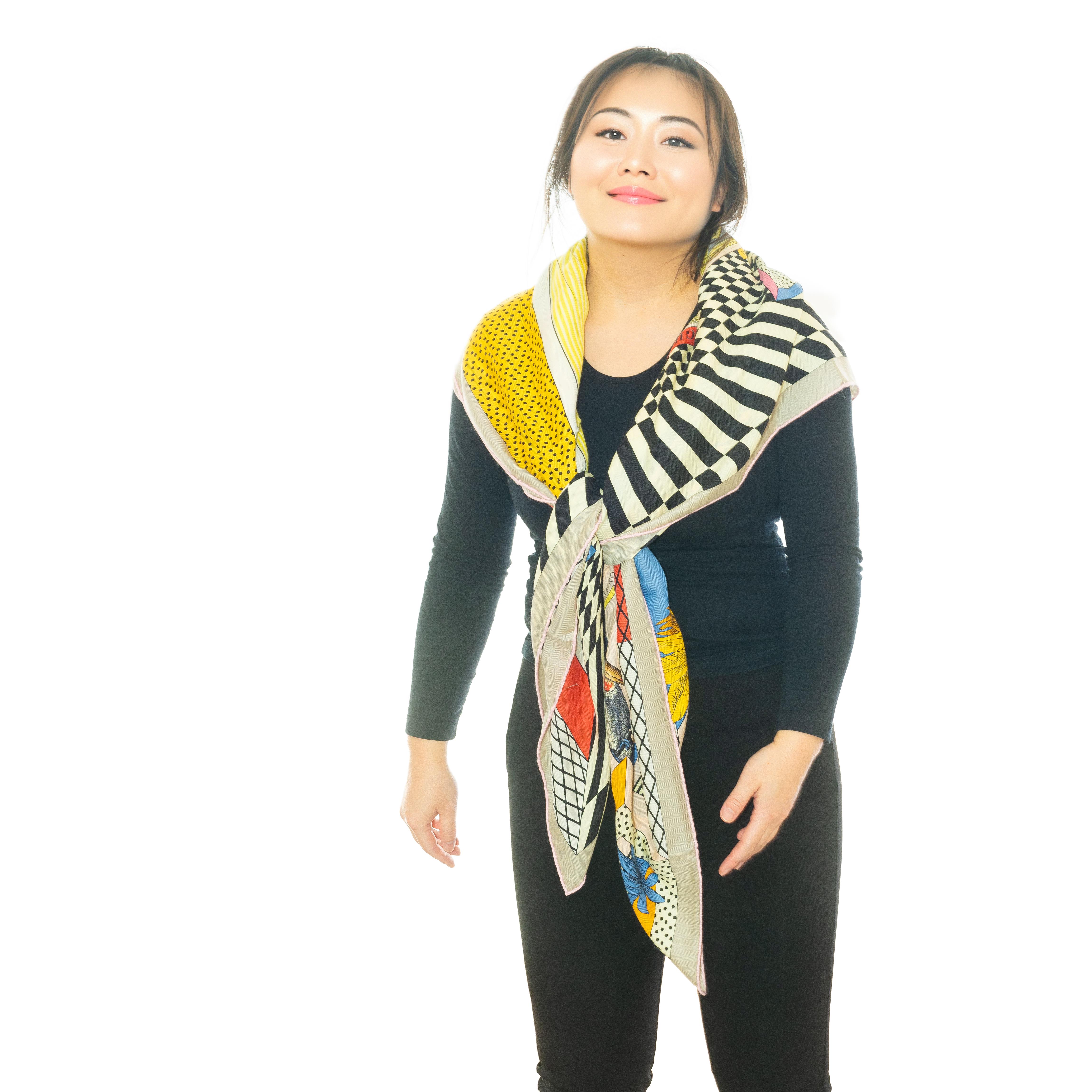 Grand Théâtre Nouveau - Châle 140 soie cachemire - Noir Jaune Multicolore - NWSTS - 2503102010

Marque : Hermès
Type/Modèle : Châle 140 Cachemire Soie
Artistics : Gianpaolo Pagni
Taille : 140 cm x 140 cm / 55 in x 55 in
Couleur : Noir (Black), Jaune