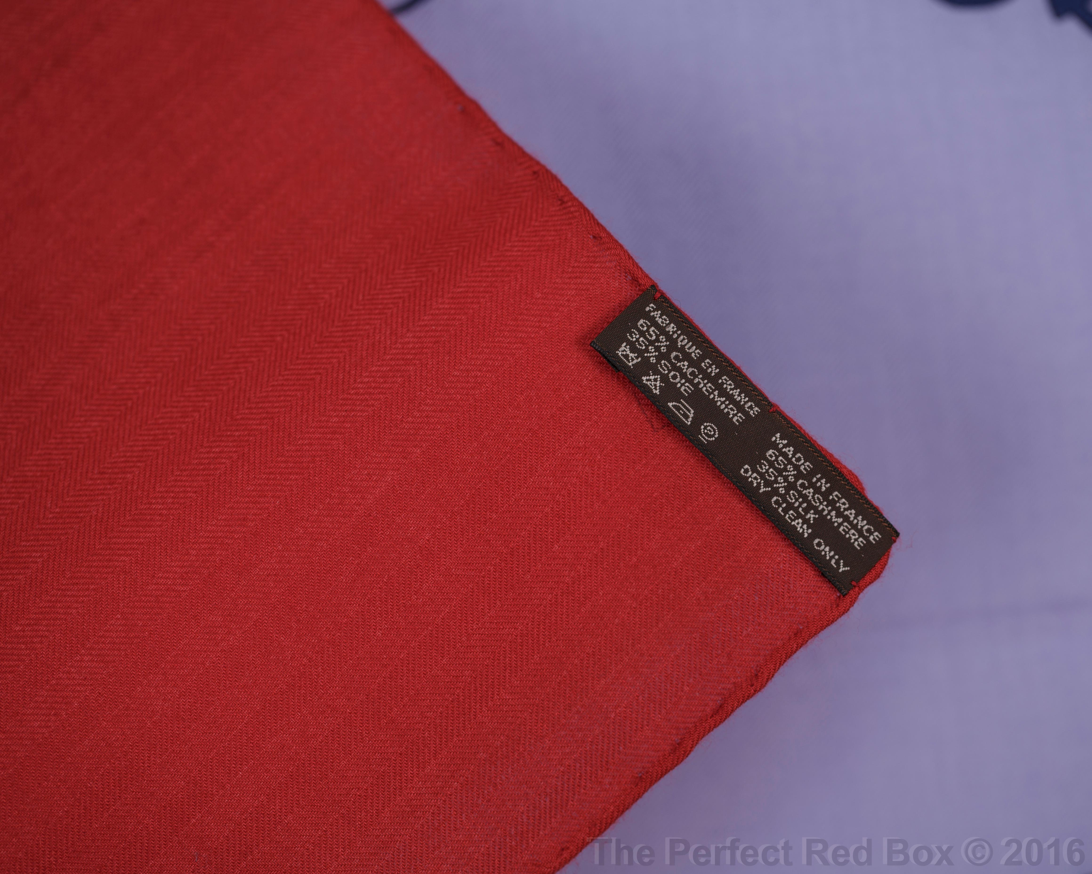 Jungle Love - CS140 - Red Navy - NWCTS - 1604041214

Brand: Hermès
Type: Shawl 140
Artist : Robert Dallet
Size : 140x140 cm / 55in x 55in
Colour : Burgundy White Multicolour
Type : 65% Cashmere / 35% Silk
Issue Date : 2014
Condition : New With Care