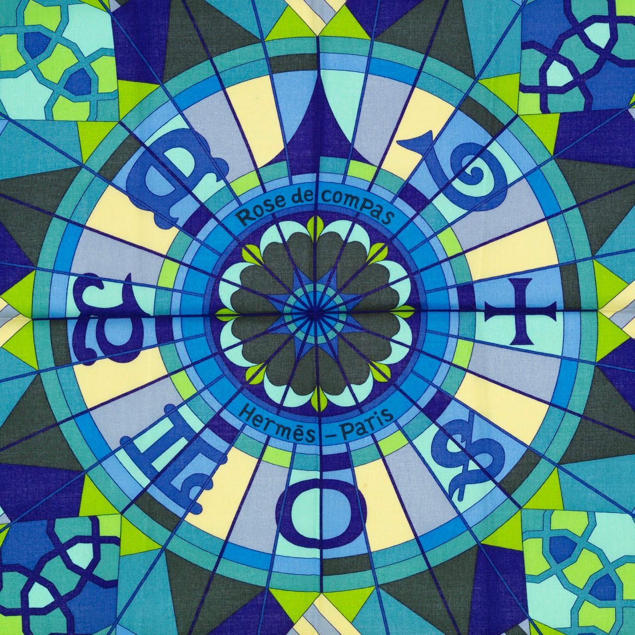 Rose de Compas - CS140 - Indigo Vert Jaune - NWSTS - 2403301606

Marchio: Hermès
Tipo: Scialle 140
Artista : Natsuno Hidaka
Dimensioni: 140x140 cm / 55in x 55in
Colore : Indigo Vert Jaune
Tipo: 65% cashmere / 35% seta
Data di emissione: 2015
Condit