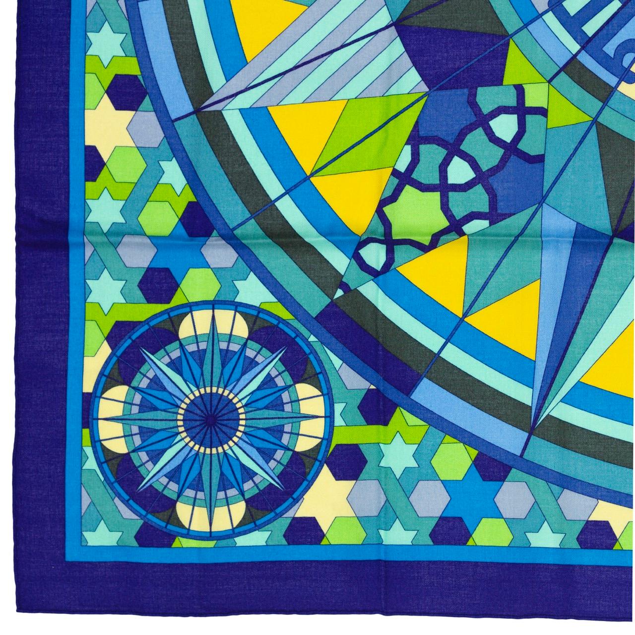 Blu Auth. Scialle Hermes CS140 Rose de Compas - CS140  Indigo Vert Jaune NUOVO Etichetta del negozio in vendita
