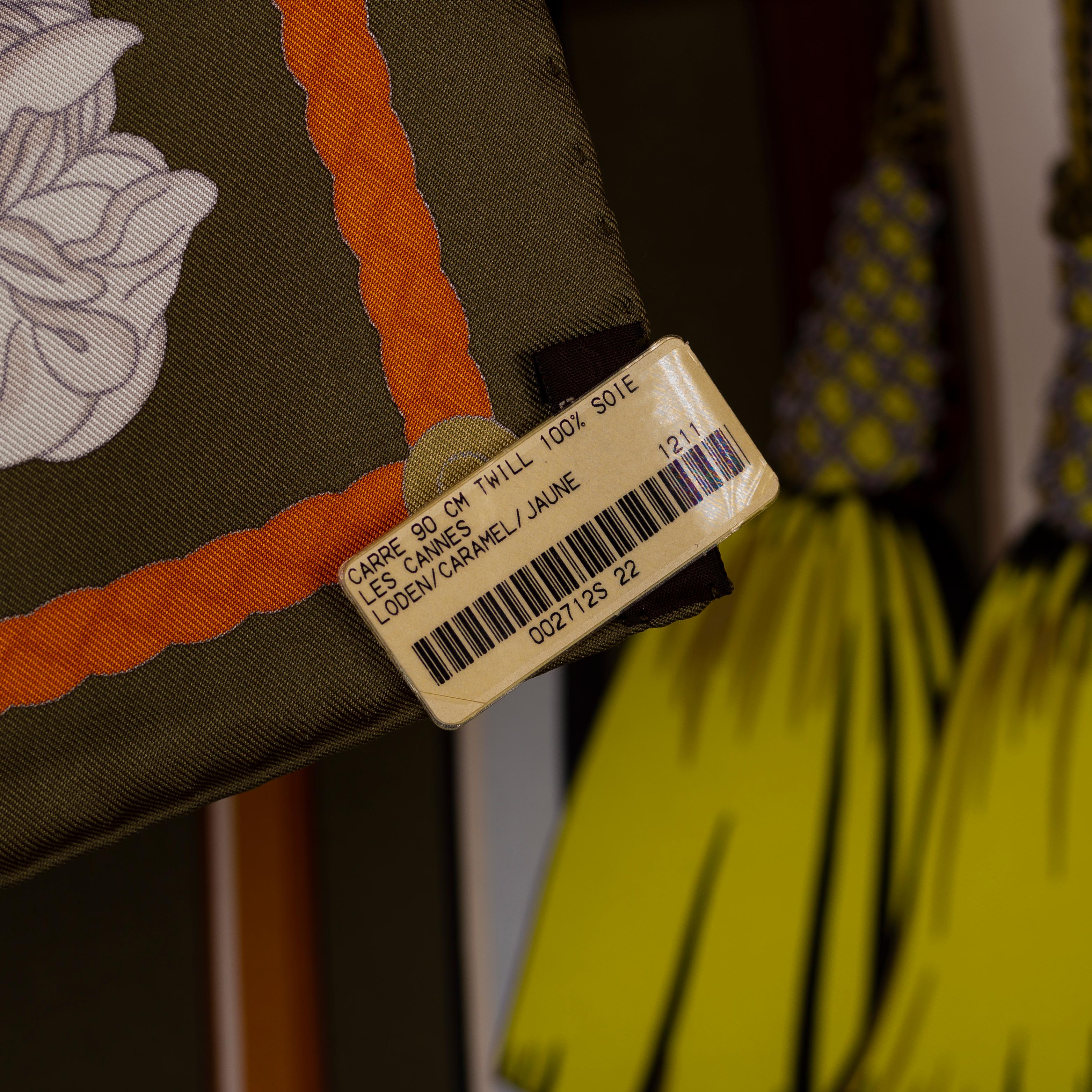 Les Cannes - Loden Caramel Jaune - NWSTS - 1912071431

Marchio: Hermès
Tipo: Seta Carré 90 Twill
Artista : Virginie Jamin
Dimensioni: 90cm x 90cm - 35 pollici x 35 pollici
Colore : Loden Caramel Jaune
Tipo: 100% Twill di seta
Data : 2014
Condit :