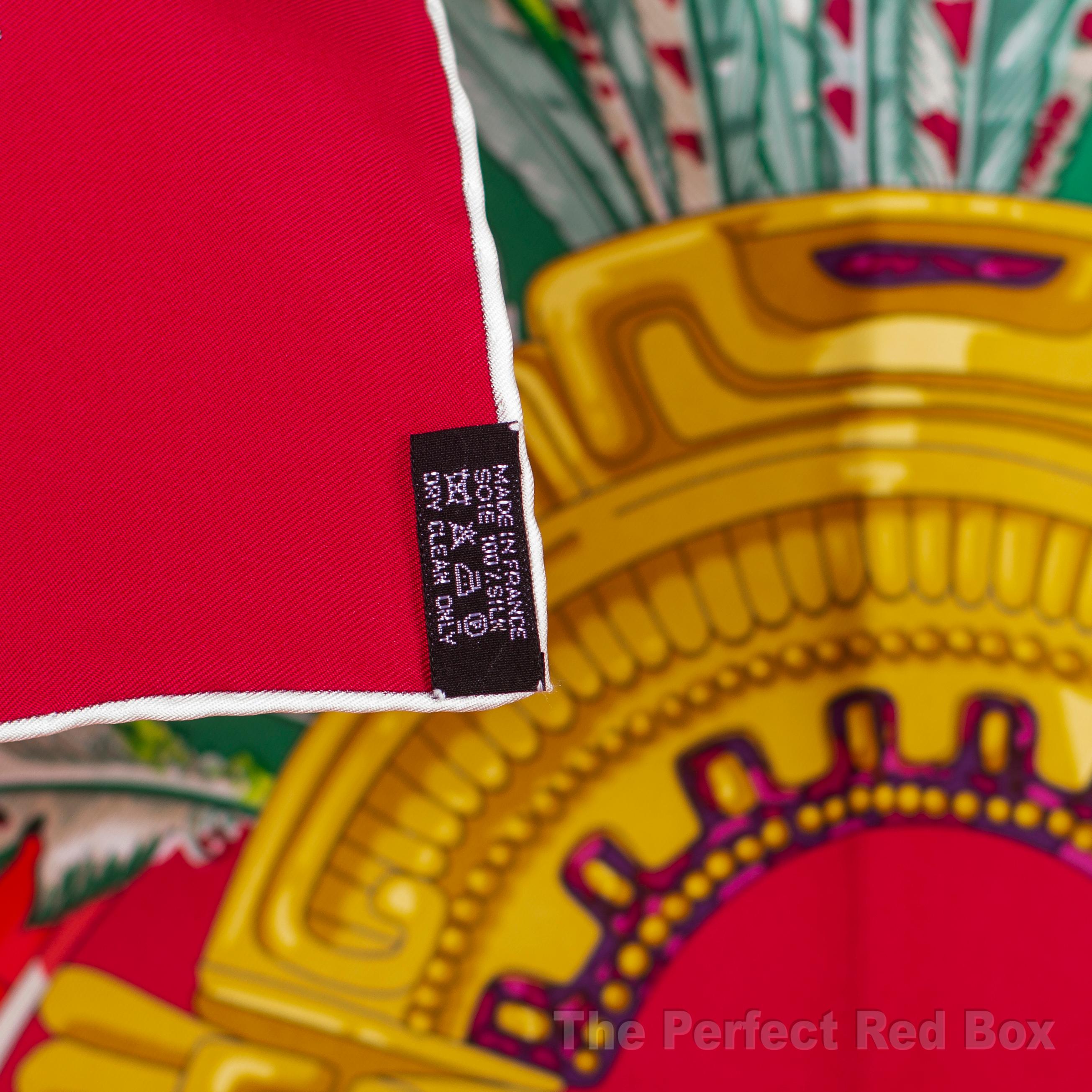 Mexique - Red Green White - NWCTS - 1405232315

Marchio: Hermès
Tipo/Modello: Sciarpa 90 Silk Twill
Artista: Caty Latham
Dimensioni: 90 cm x 90 cm / 35 in x 35 in
Colore: Rosso, Verde, Bianco
Fabrice: 100% Silk Twill, bordi arrotolati a mano
Circa.