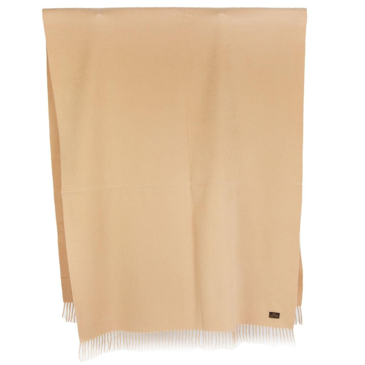 Loro Piana large shawl in beige cashmere (100%). Has been worn and is in excellent condition. 

Width 77cm (30in)
Length 194cm (75.7in)