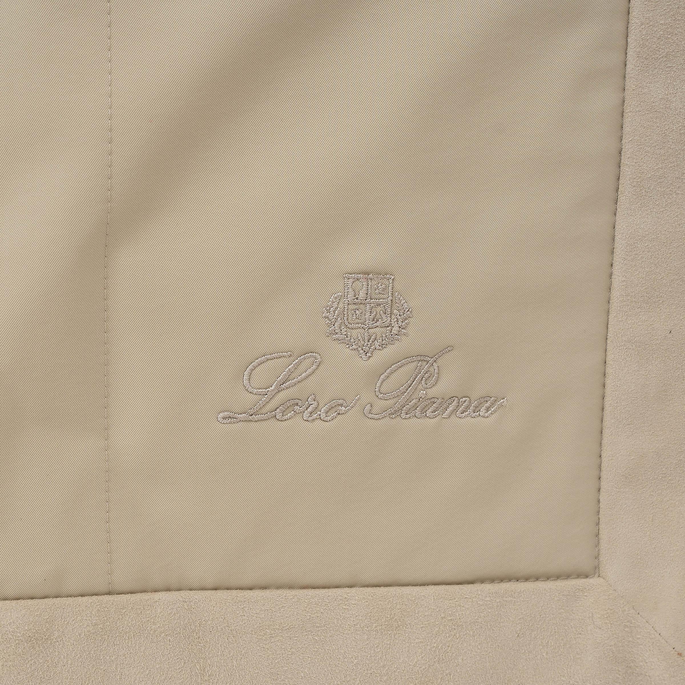 Questa coperta Loro Piana Luisa in poliestere sabbia, autentica al 100%, presenta un bordo in pelle scamosciata tono su tono e una lussuosa fodera in cashmere bianco double-face (100%), segno della tradizione artigianale del marchio. Ispirato alle