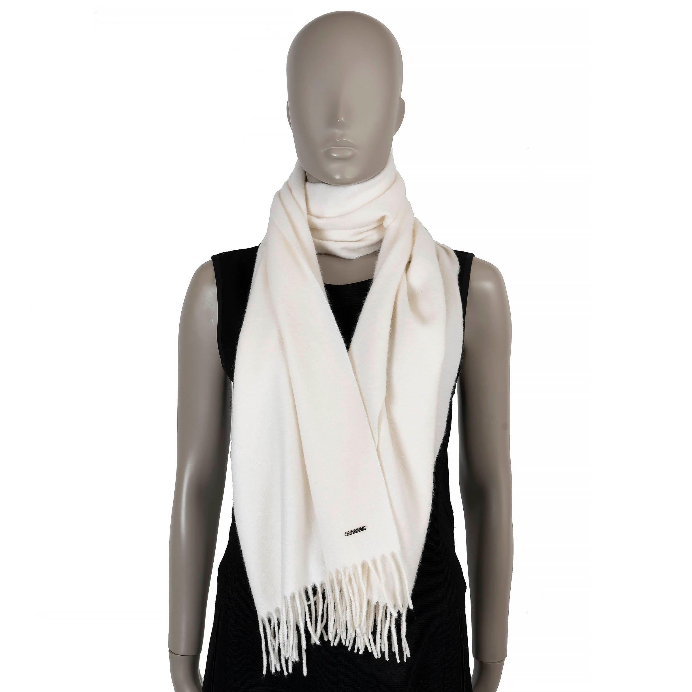 Questa muffola di Loro Piana, autentica al 100%, è realizzata in cashmere bianco (100%) e offre una morbidezza e un calore eccezionali. Rifinito con le classiche frange su entrambe le estremità, incarna un'eleganza senza tempo e uno stile versatile,