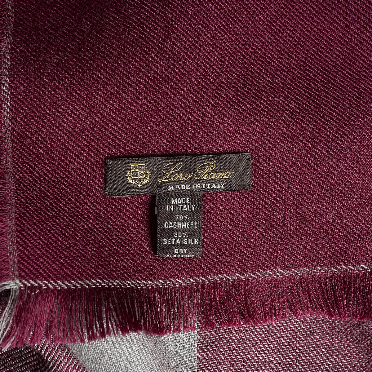 auth LORO PIANA plum grey cashmere silk QUADRILATERO DEL SILENZIO 90 Shawl Scarf In Excellent Condition For Sale In Zürich, CH