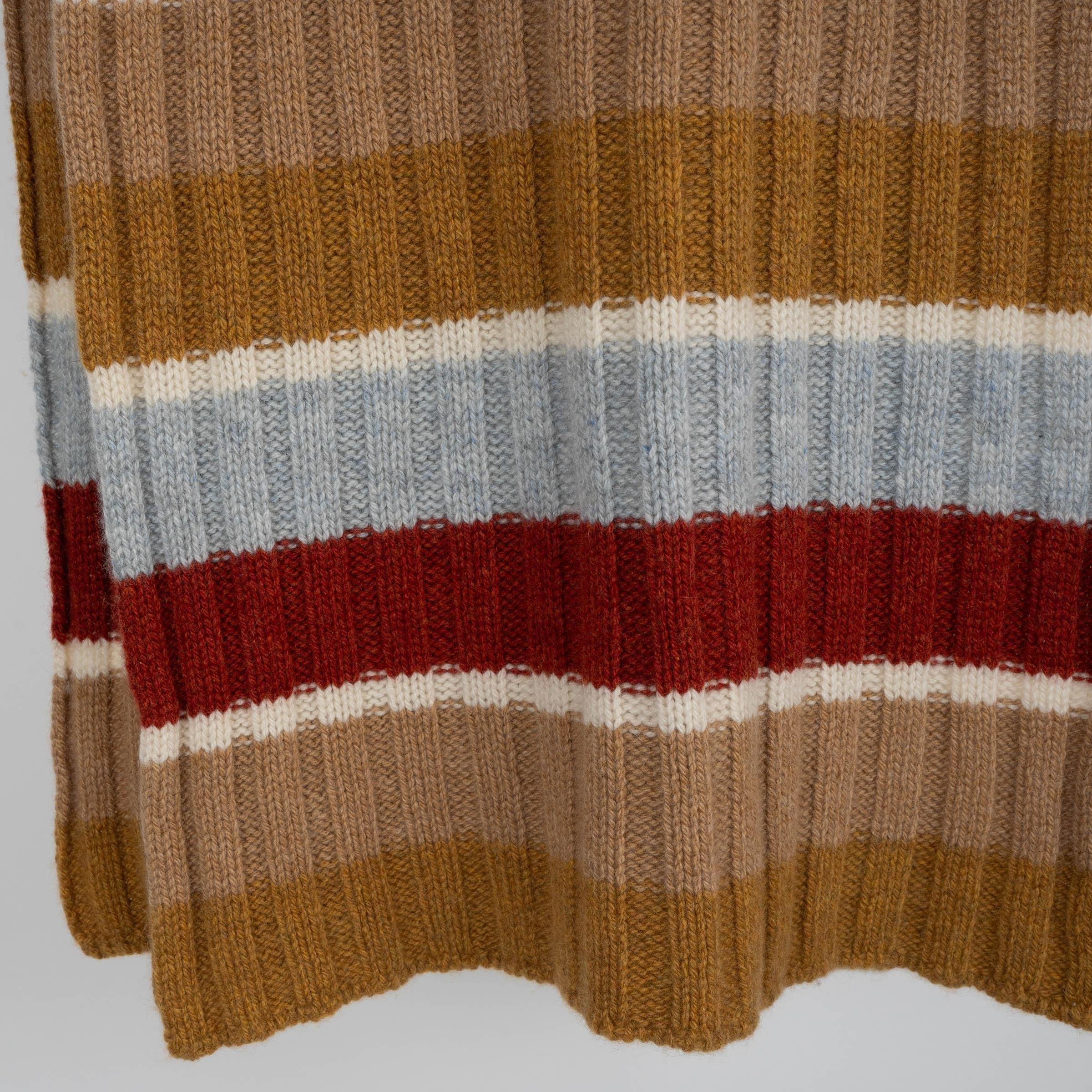 Ce cache-nez Loro Piana 100 % authentique est confectionné en cachemire beige tricoté en côtes et présente des rayures tonales en beige, brique, blanc et bleu clair. Luxueusement doux et de taille généreuse, il est conçu pour offrir à la fois