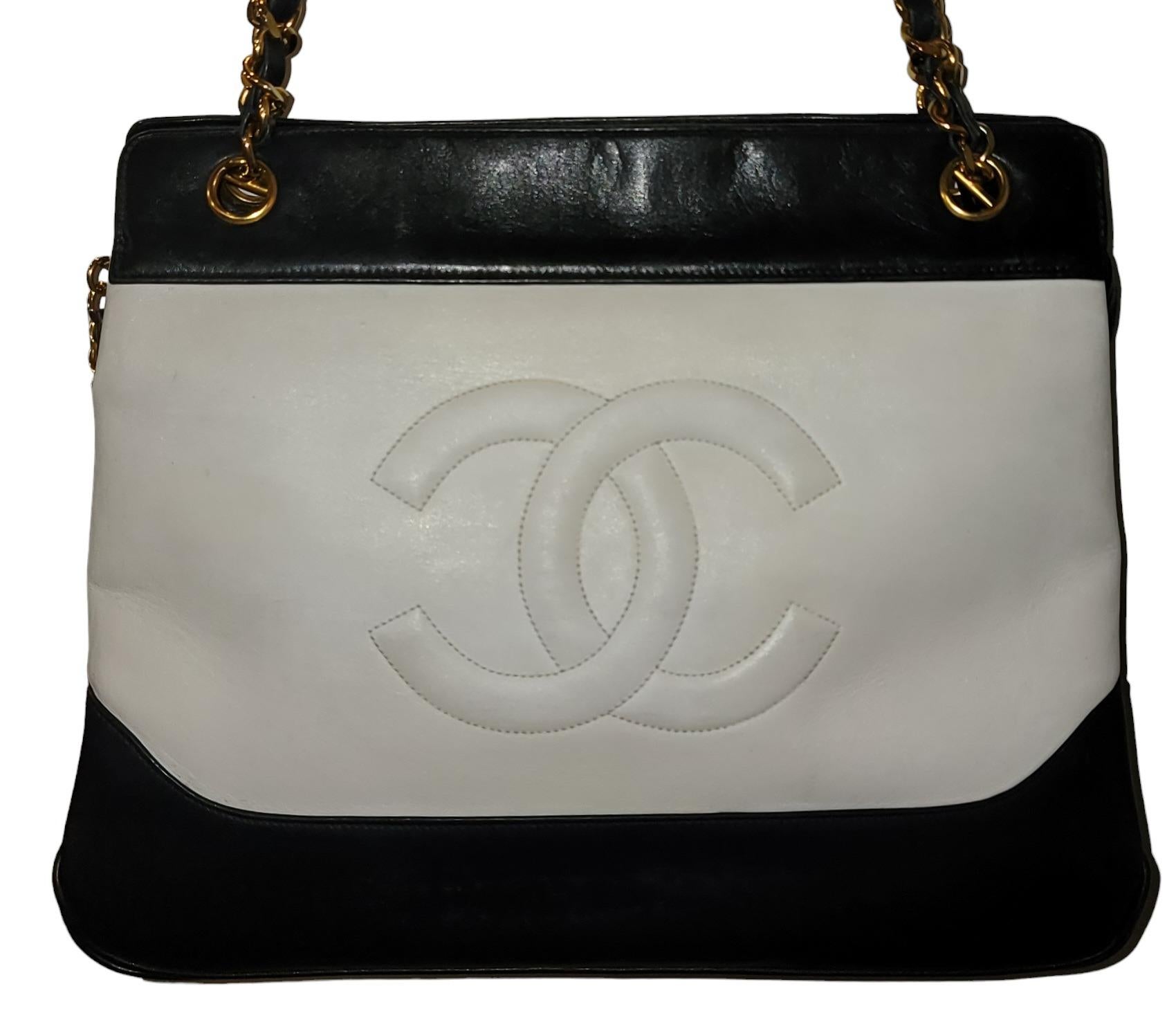 Auth Vintge chanel Rare Shoulder Bag w/Gold Accents In Good Condition For Sale In Pasadena, CA