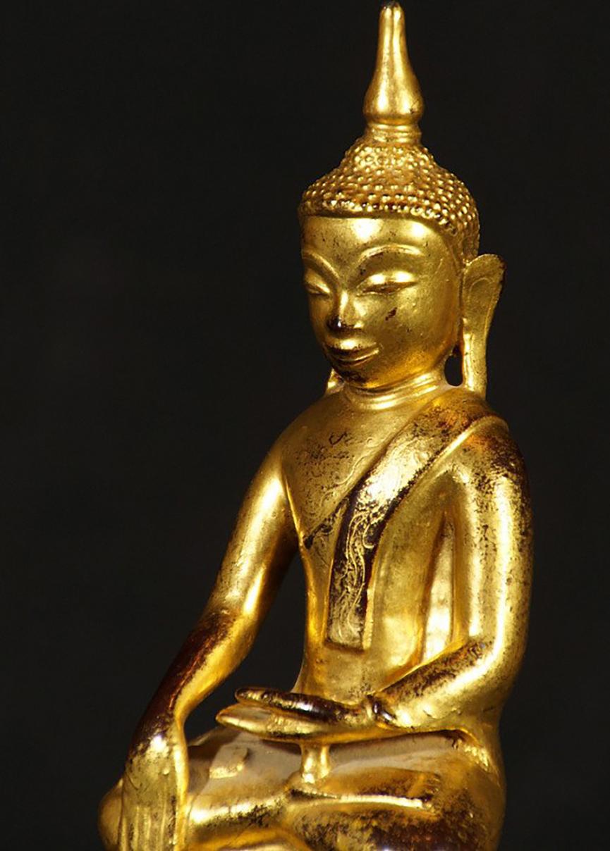 This statue is a bronze sculpture measuring 26.5 centimeters in height, 12.5 centimeters in width, and 8 centimeters in depth. It is believed to have originated from Burma and is estimated to have been created in the 18th century. The statue is in