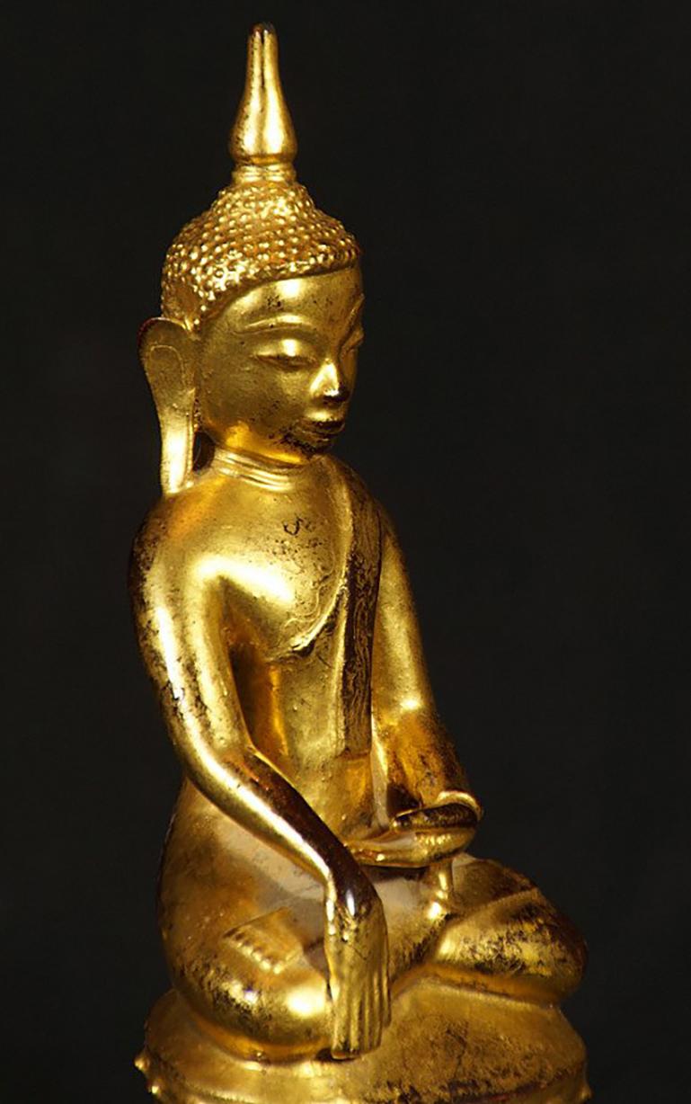 Authentic 18th Century Antique Bronze Buddha Statue from Burma: Original Buddhas In Good Condition For Sale In DEVENTER, NL