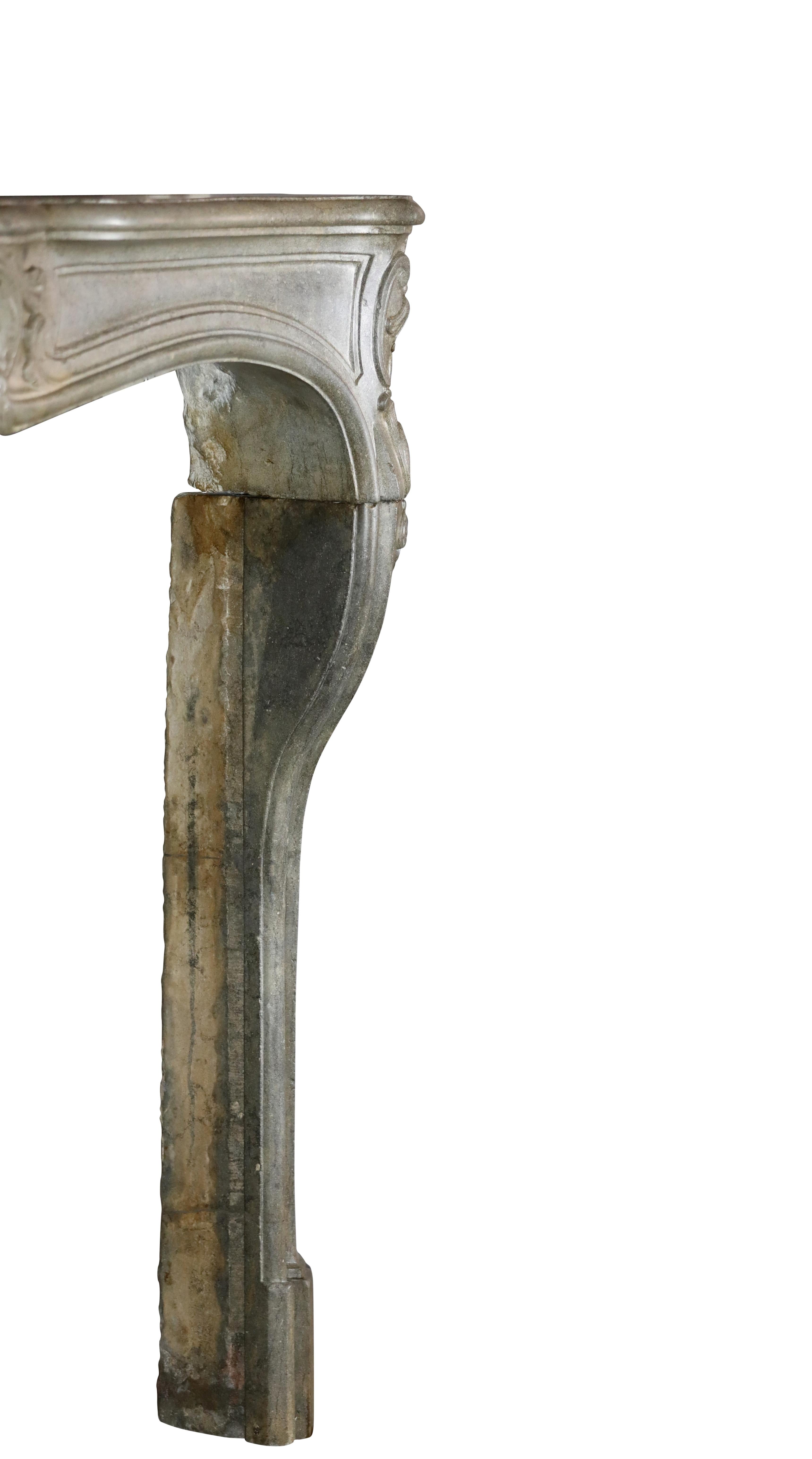 Autentico caminetto decorativo in pietra francese del XVIII secolo in vendita 10