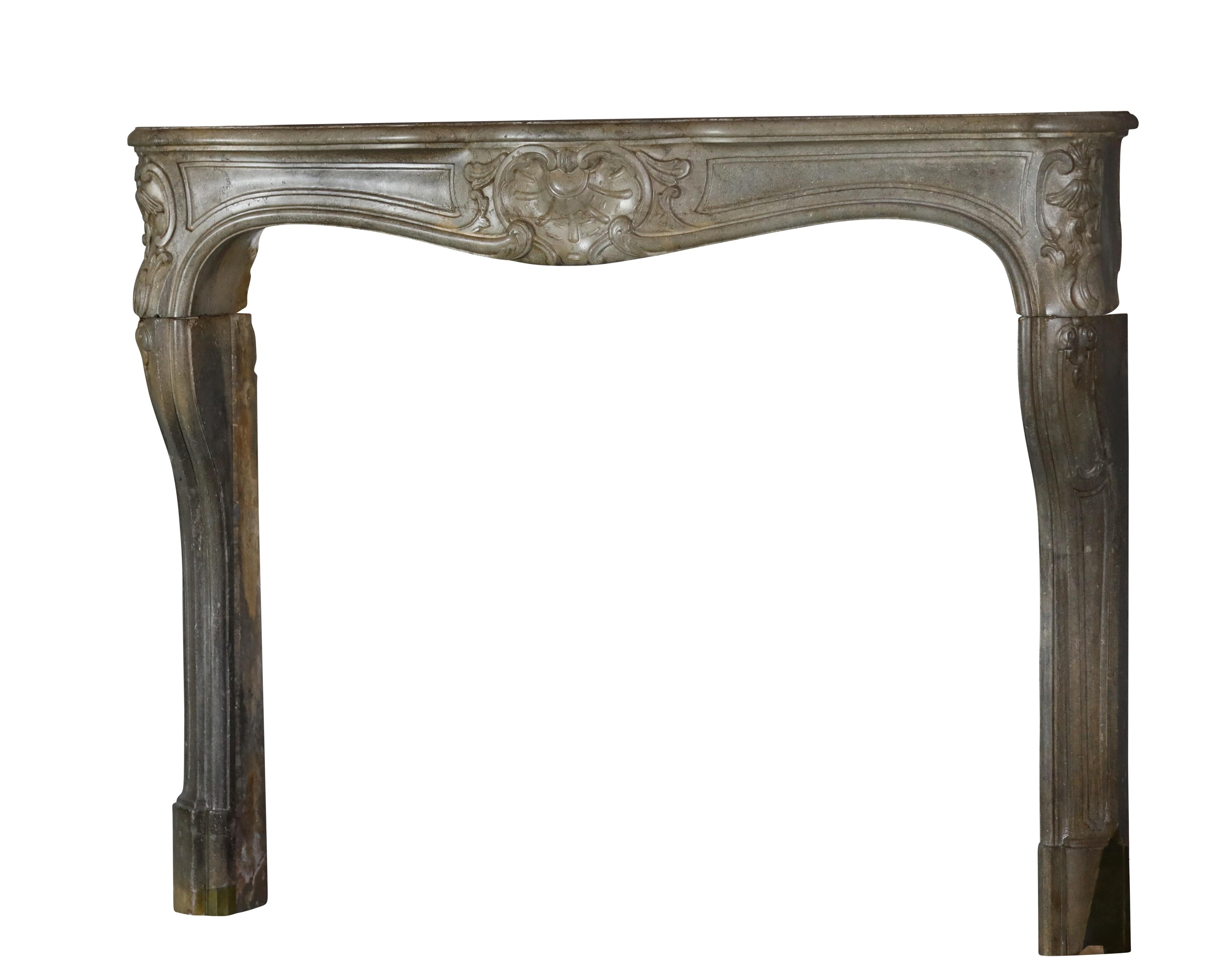 Francese Autentico caminetto decorativo in pietra francese del XVIII secolo in vendita